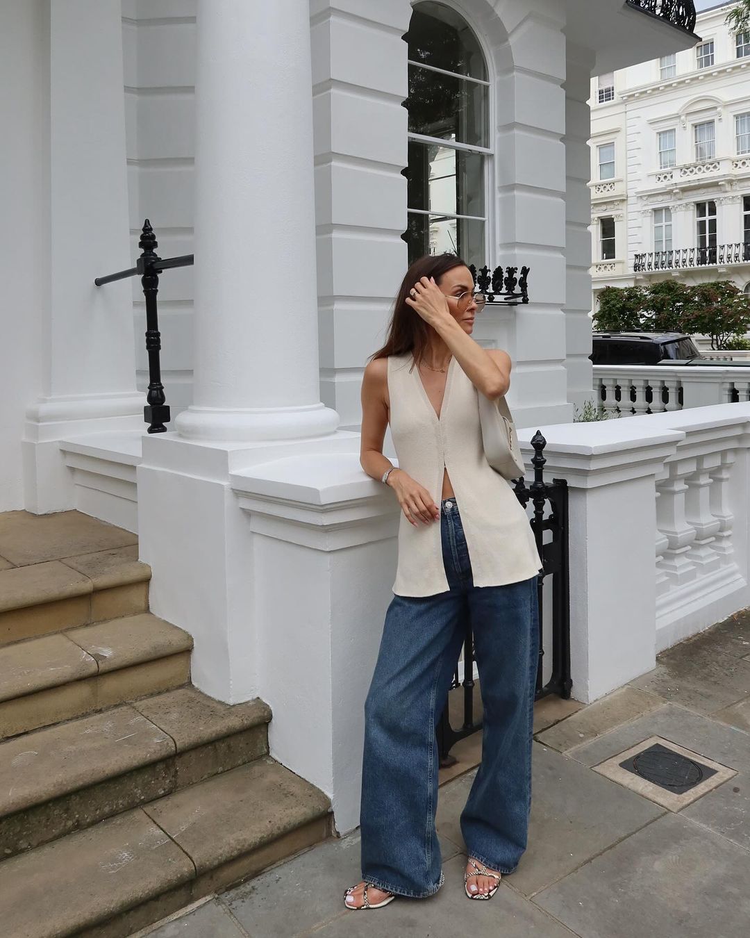 جلیقه ساده اما شیک، زیباترین لباسی که میتوانید هنگام بیرون رفتن در پاییز بپوشید - عکس ۴. Áo gile giản dị mà sang trọng, món đồ đẹp nhất khi xuống phố mùa thu- Ảnh 4.