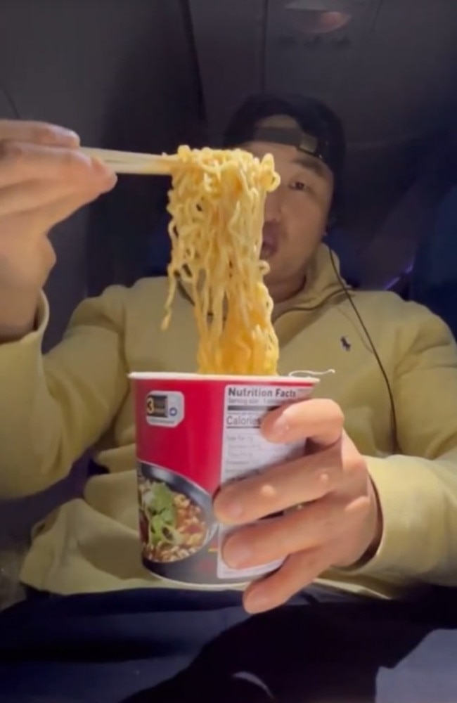 Tranh cãi mì ly bị loại bỏ khỏi các chuyến bay của hãng hàng không Hàn Quốc- Ảnh 2. Tranh cãi mì ly bị loại bỏ khỏi các chuyến bay của hãng hàng không Hàn Quốc- Ảnh 2.