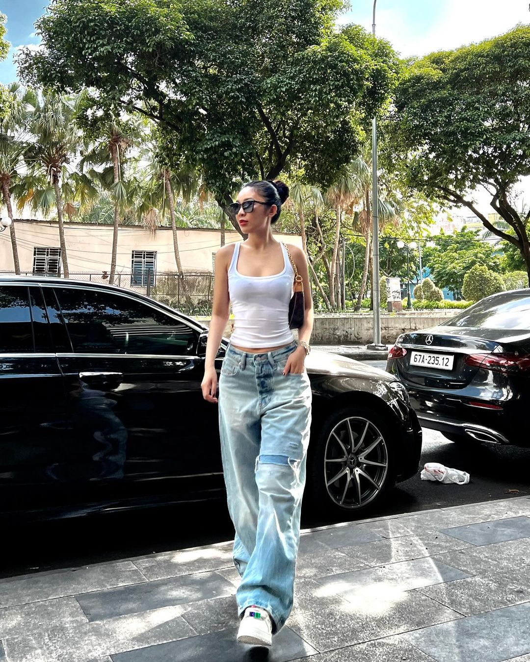 แสดงออกถึงบุคลิกอันเป็นเอกลักษณ์ของคุณด้วยการผสมผสานกางเกงยีนส์หลากสไตล์ - ภาพที่ 3 Thể hiện cá tính riêng biệt với muôn kiểu phối quần jeans- Ảnh 3.