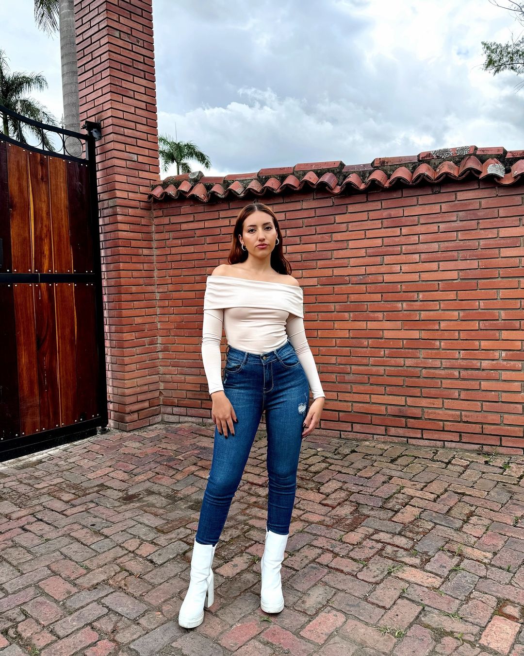 แสดงออกถึงบุคลิกอันเป็นเอกลักษณ์ของคุณด้วยการผสมผสานกางเกงยีนส์หลากสไตล์ - ภาพที่ 6 Thể hiện cá tính riêng biệt với muôn kiểu phối quần jeans- Ảnh 6.