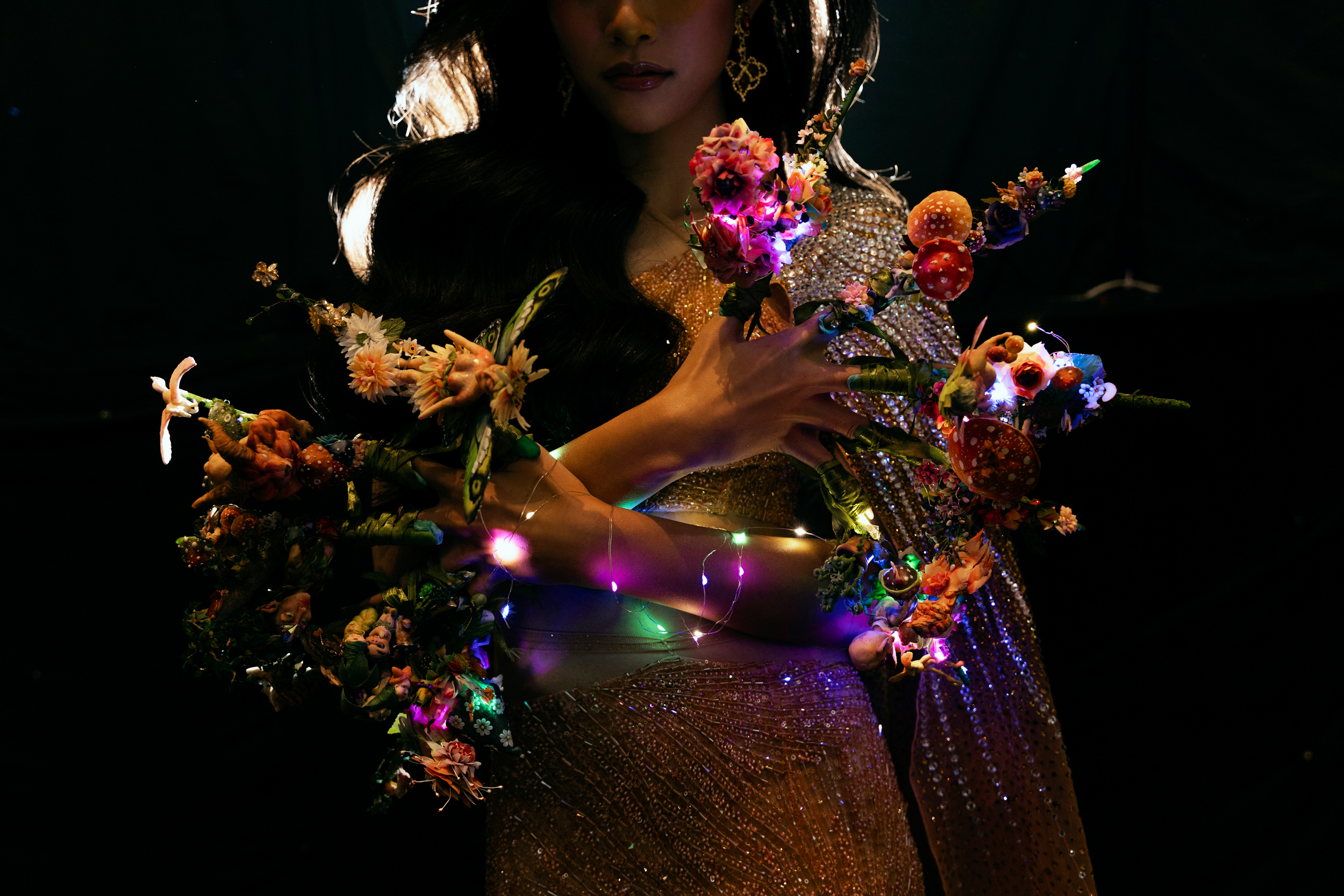 Ngoc Chau และ Huong Ly สวมชุดทำมือที่ไม่ซ้ำใครเพื่อแข่งขันด้านความงาม - ภาพที่ 7 Ngọc Châu, Hương Ly diện trang phục thủ công độc lạ   đọ nhan sắc- Ảnh 7.