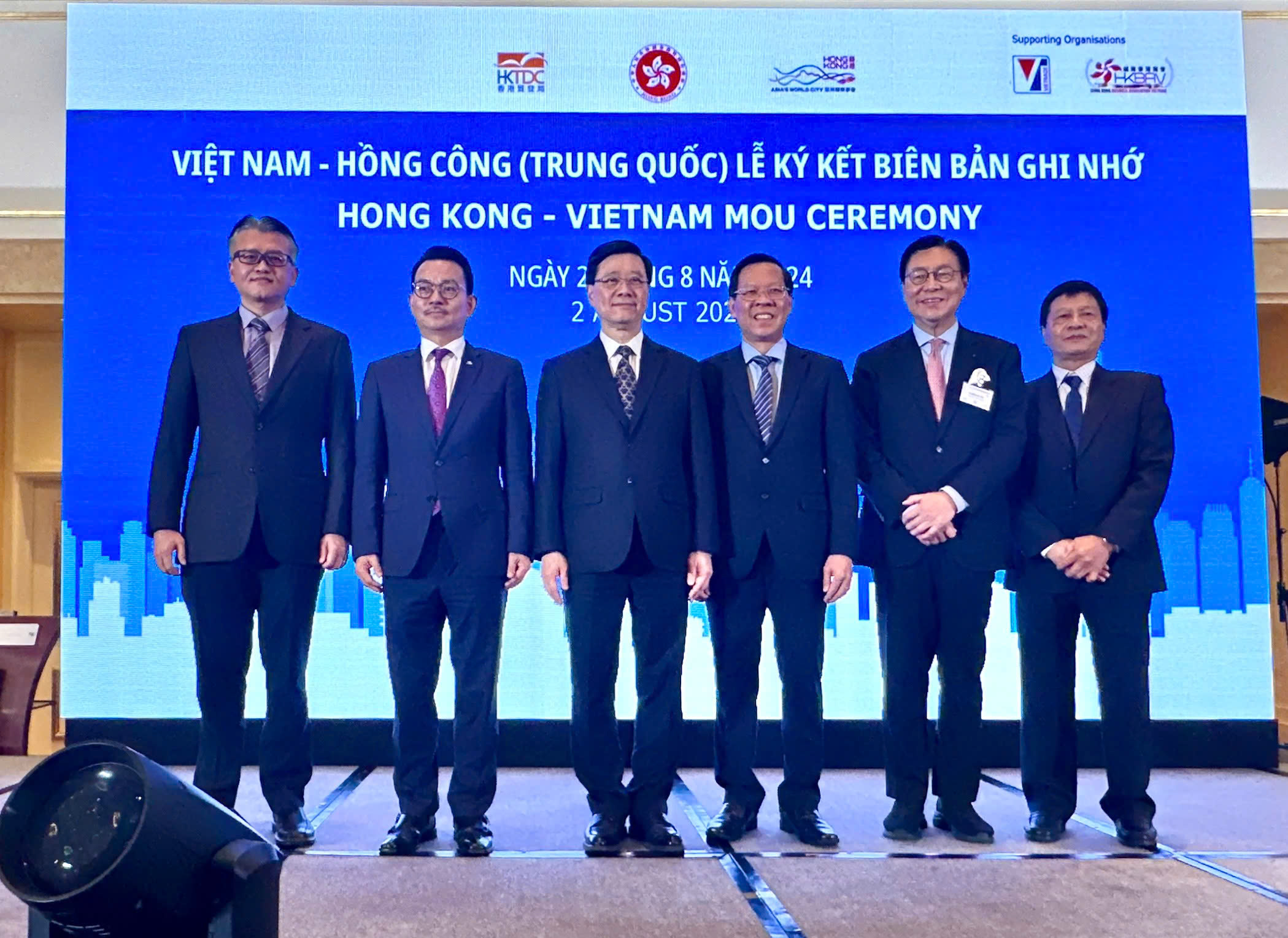 FWD cùng bố mẹ, thầy cô nuôi dưỡng kiến thức tài chính cho thế hệ trẻ- Ảnh 1. FWD cùng bố mẹ, thầy cô nuôi dưỡng kiến thức tài chính cho thế hệ trẻ- Ảnh 1.