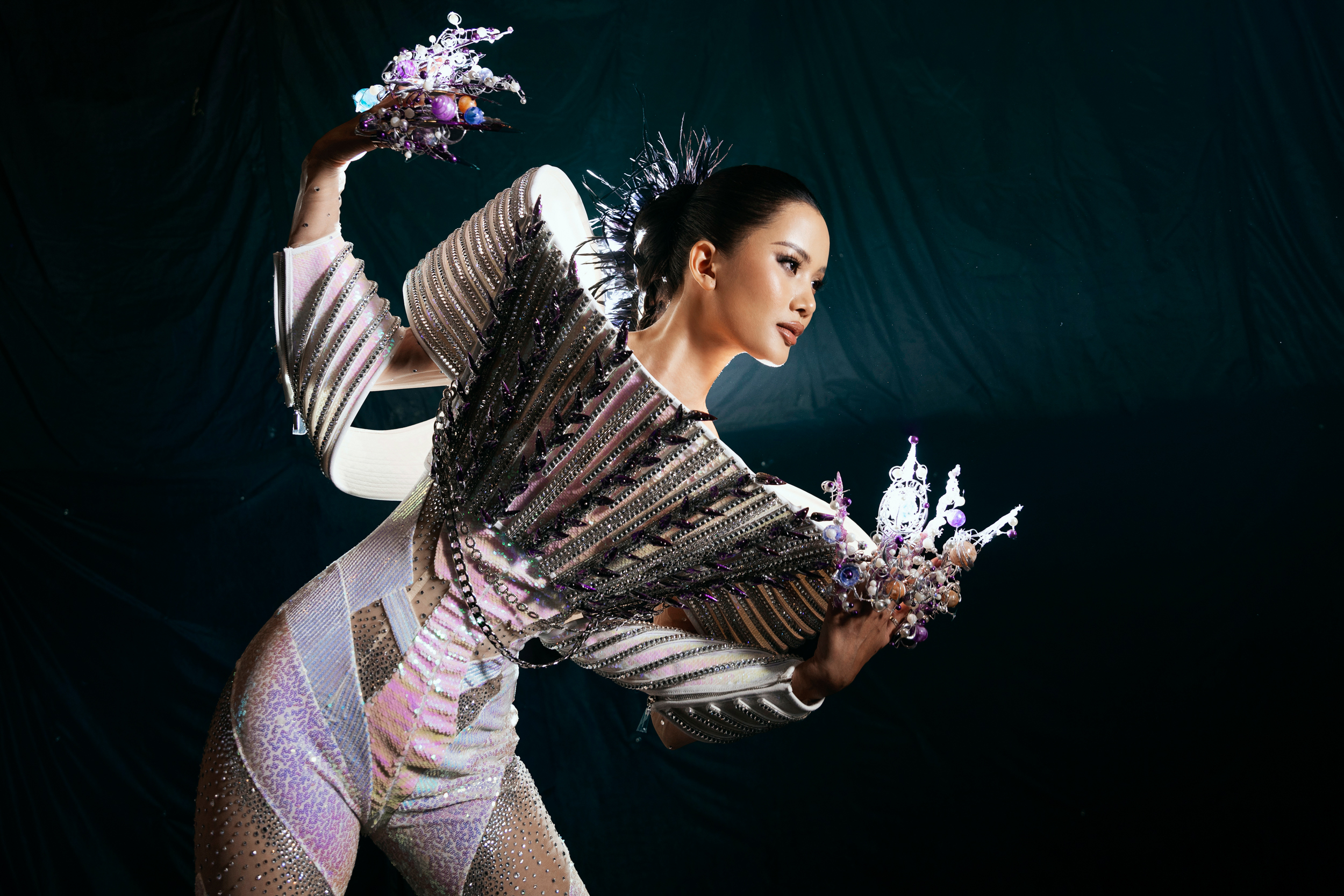Ngoc Chau และ Huong Ly สวมชุดทำมือที่ไม่ซ้ำใครเพื่อแข่งขันด้านความงาม - ภาพที่ 3 Ngọc Châu, Hương Ly diện trang phục thủ công độc lạ   đọ nhan sắc- Ảnh 3.