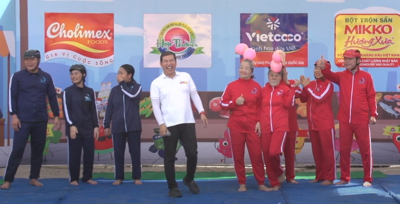 Cười té ghế với khoảnh khắc ‘đeo tất vào mặt’ của đội chơi- Ảnh 1. Cười té ghế với khoảnh khắc ‘đeo tất vào mặt’ của đội chơi- Ảnh 1.