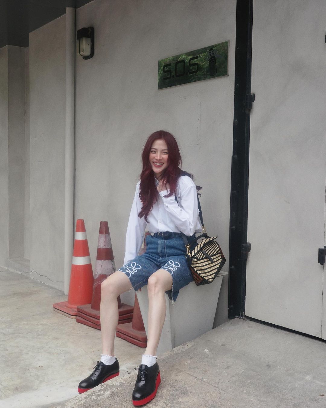 Džínové kraťasy - pohodlné a trendy kousky pro aktivní pozdní léto - Foto 2. Quần short jeans - món đồ thoải mái, thời thượng cho cuối hè năng động- Ảnh 2.