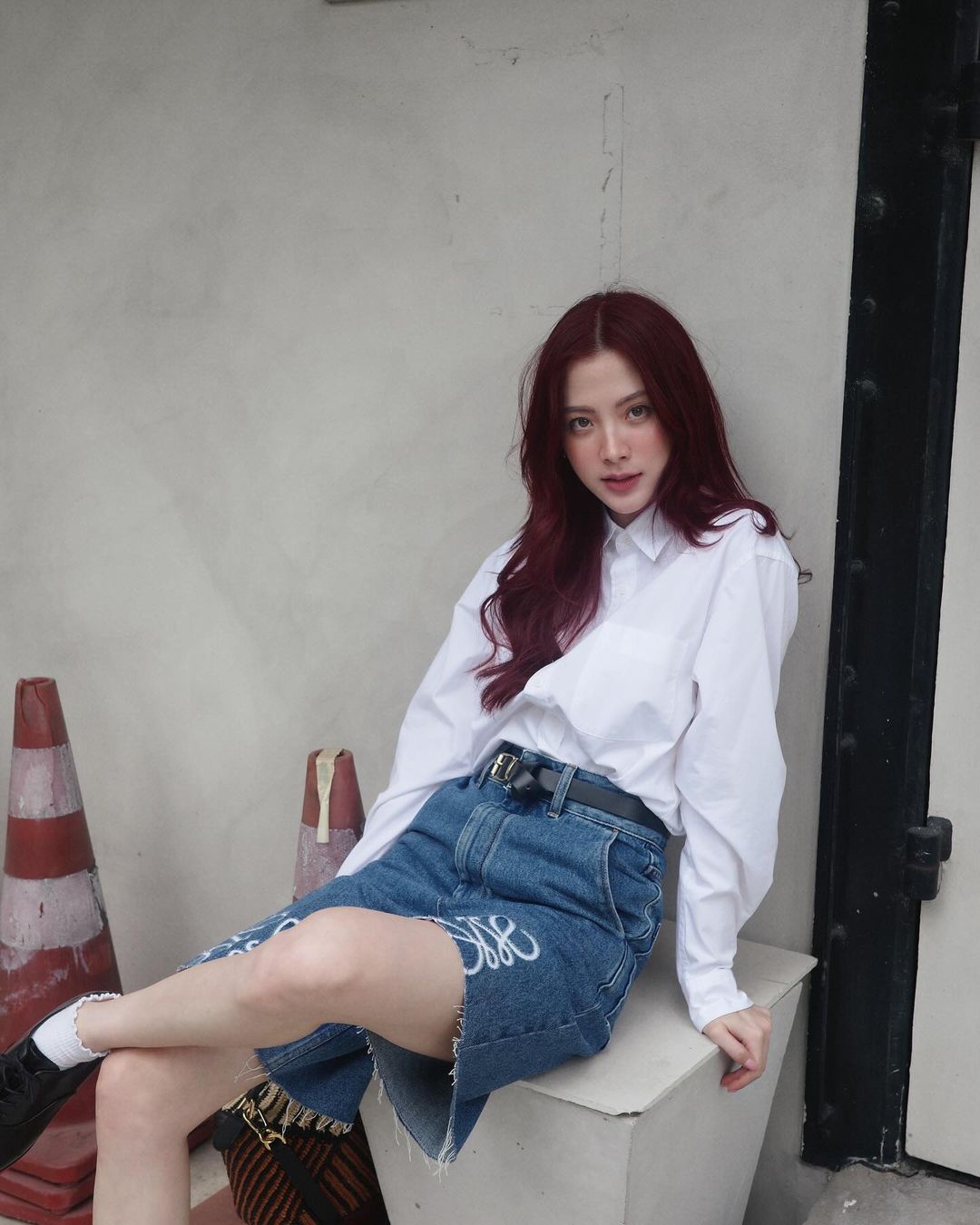 Džínové kraťasy - pohodlné a trendy kousky pro aktivní pozdní léto - Foto 4. Quần short jeans - món đồ thoải mái, thời thượng cho cuối hè năng động- Ảnh 4.