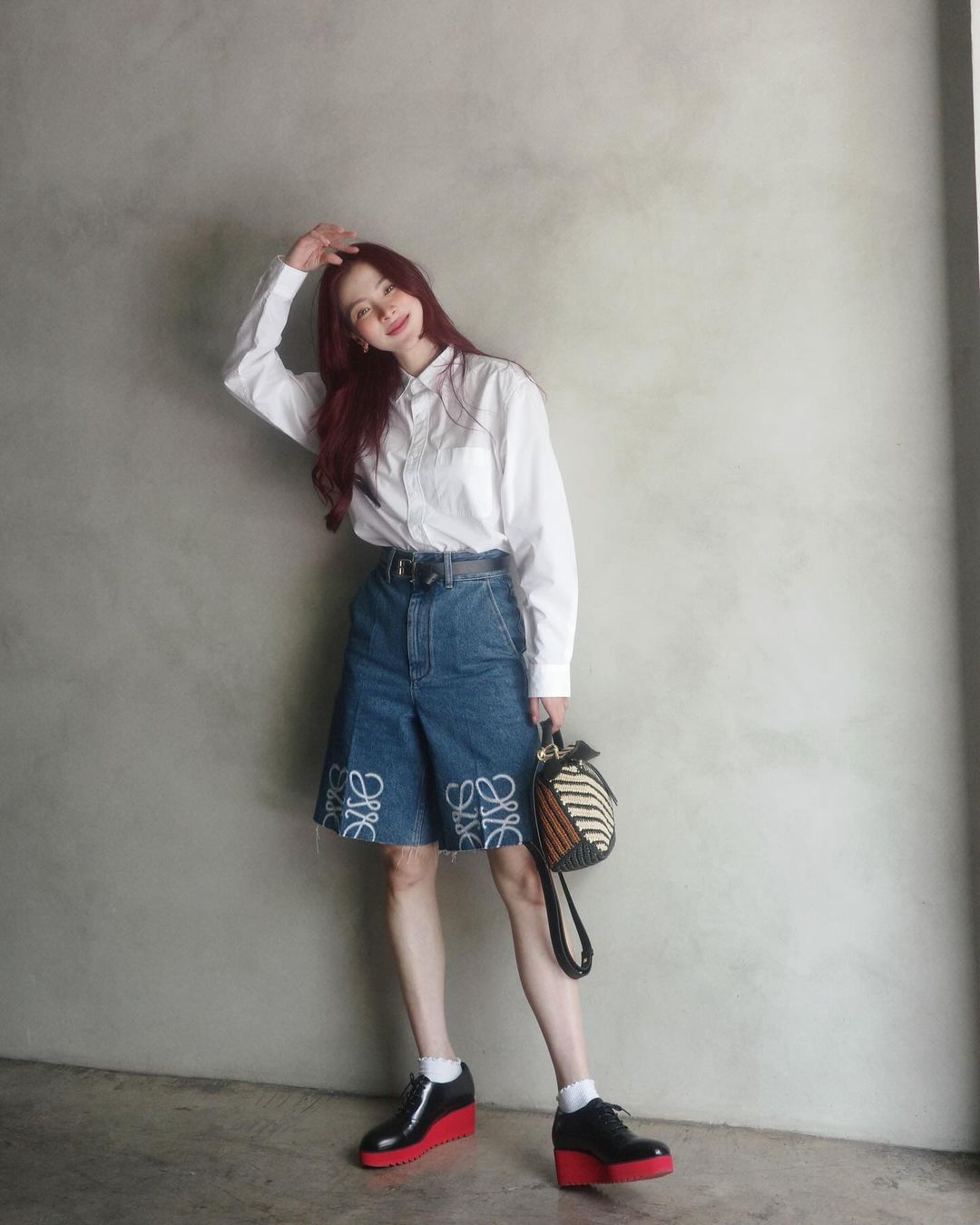 Džínové kraťasy - pohodlné a trendy kousky pro aktivní pozdní léto - Foto 1. Quần short jeans - món đồ thoải mái, thời thượng cho cuối hè năng động- Ảnh 1.