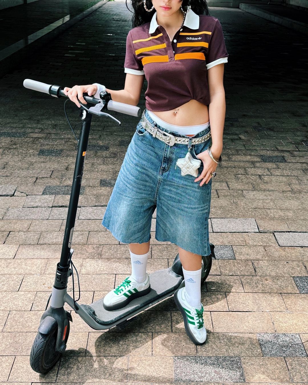 Džínové kraťasy - pohodlné a trendy kousky pro aktivní pozdní léto - Foto 7. Quần short jeans - món đồ thoải mái, thời thượng cho cuối hè năng động- Ảnh 7.