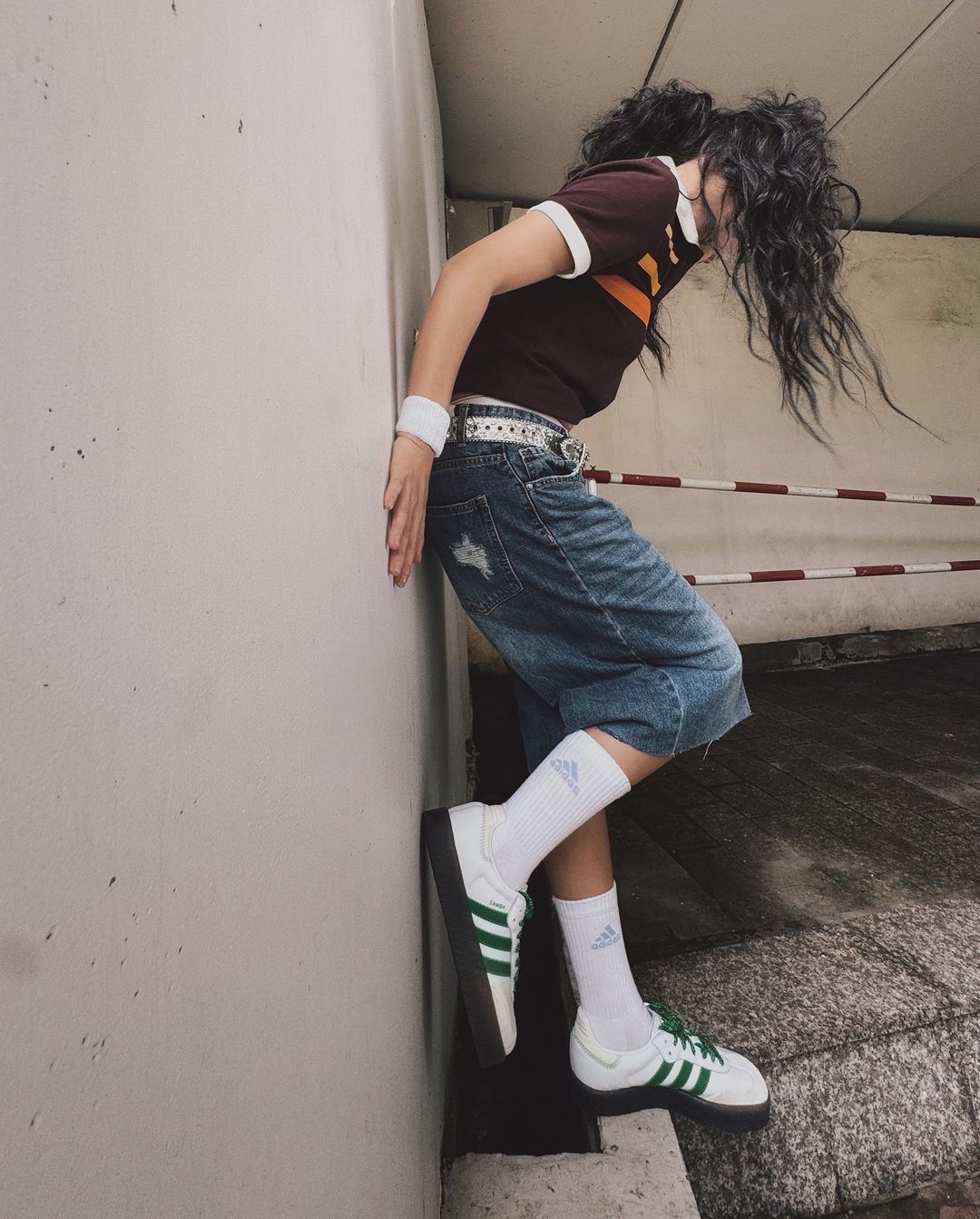 Džínové kraťasy - pohodlné a trendy kousky pro aktivní pozdní léto - Foto 8. Quần short jeans - món đồ thoải mái, thời thượng cho cuối hè năng động- Ảnh 8.