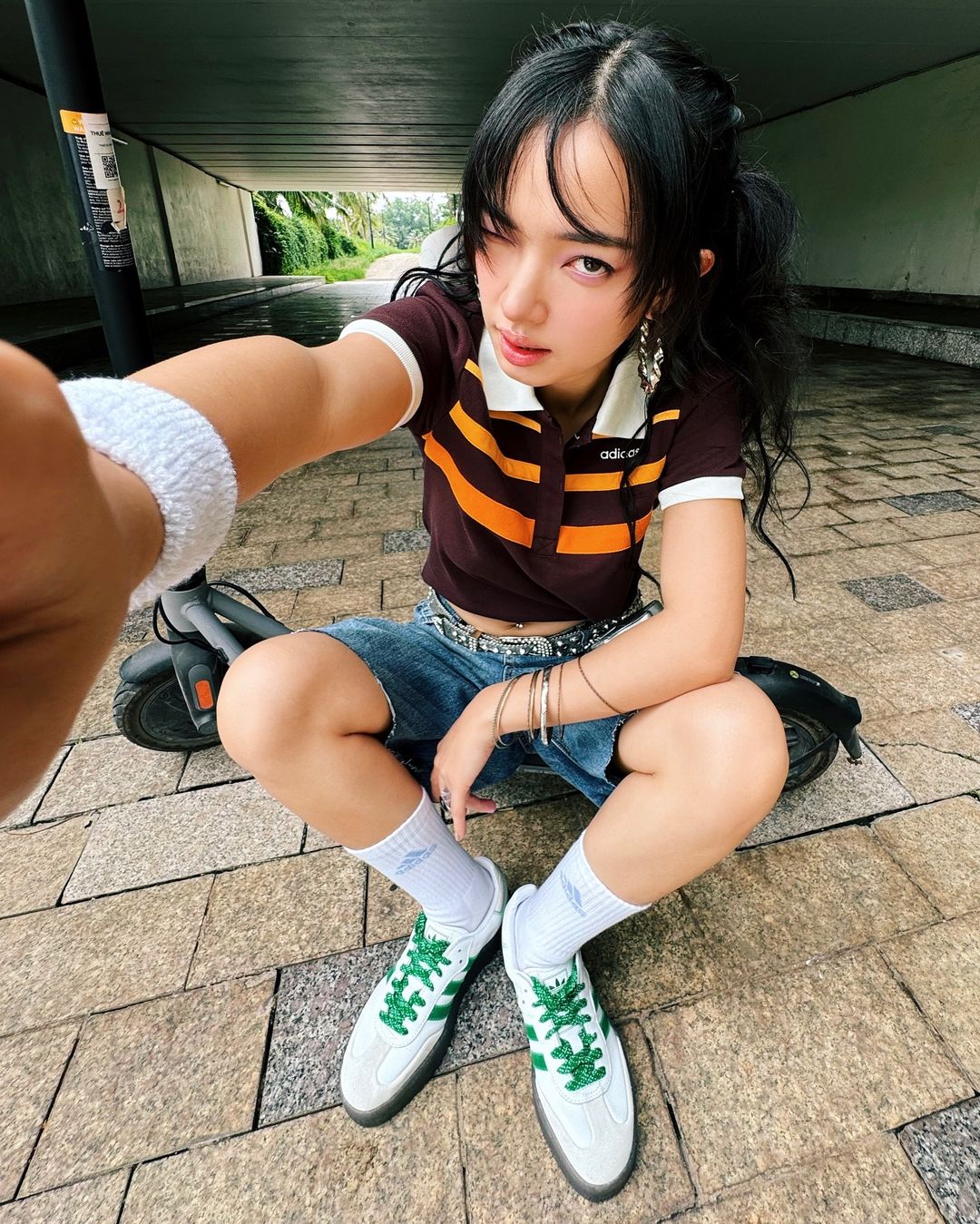 Džínové kraťasy - pohodlné a trendy kousky pro aktivní pozdní léto - Foto 9. Quần short jeans - món đồ thoải mái, thời thượng cho cuối hè năng động- Ảnh 9.