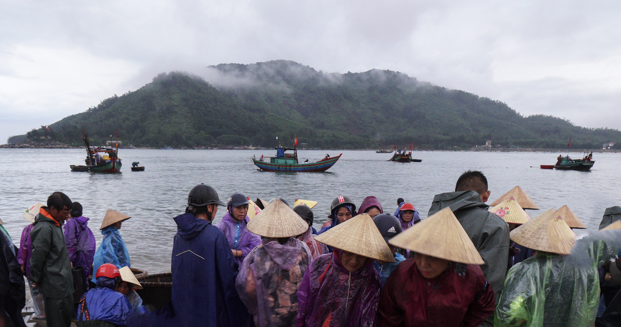 Chợ cá biển Thiên Cầm- Ảnh 1.