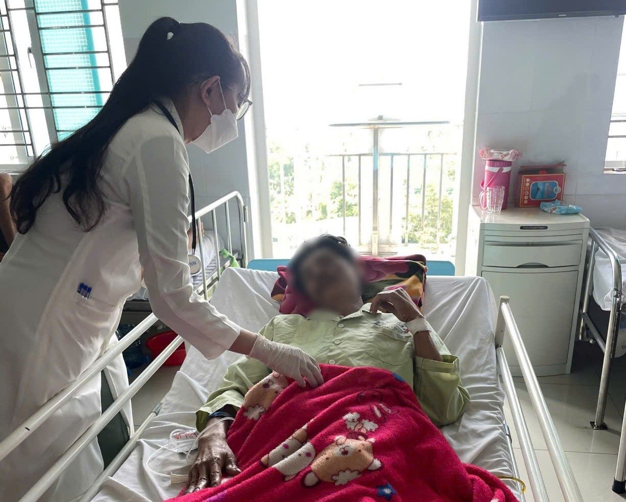 ការសង្គ្រោះអ្នកជំងឺដែលមានដំបៅ duodenal កម្រដោយសារតែគ្រោះថ្នាក់ចរាចរណ៍ - រូបថត 1 ។ Cứu bệnh nhân vỡ tá tràng hiếm gặp do tai nạn giao thông- Ảnh 1.