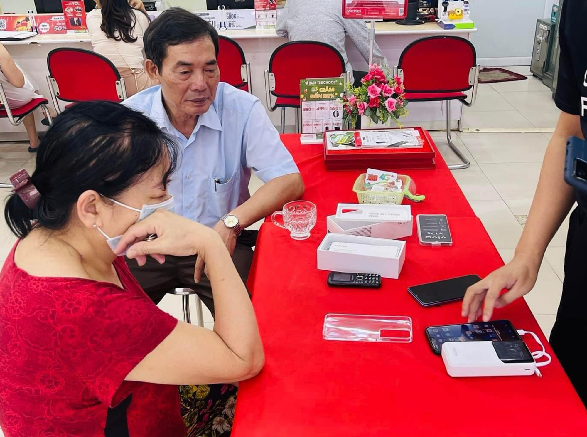Ngoài điện thoại cơ bản có 4G, người dùng có thể chọn smartphone 4G ở phân khúc giá rẻ để phục vụ cho nhu cầu kết nối và sử dụng các dịch vụ số Ngoài điện thoại cơ bản có 4G, người dùng có thể chọn smartphone 4G ở phân khúc giá rẻ để phục vụ cho nhu cầu kết nối và sử dụng các dịch vụ số