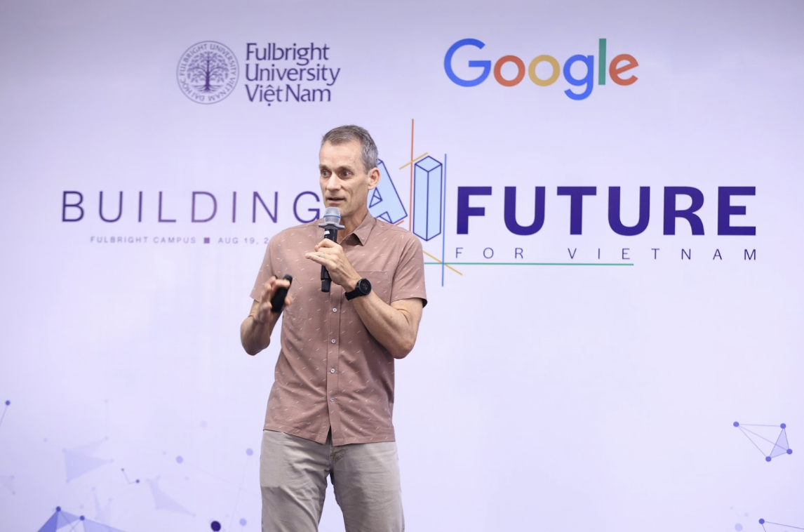 Nhà khoa học Jeff Dean: 'Sai lầm khi nghĩ ứng dụng AI cần rất nhiều tiền'- Ảnh 1. Nhà khoa học Jeff Dean: 'Sai lầm khi nghĩ ứng dụng AI cần rất nhiều tiền'- Ảnh 1.
