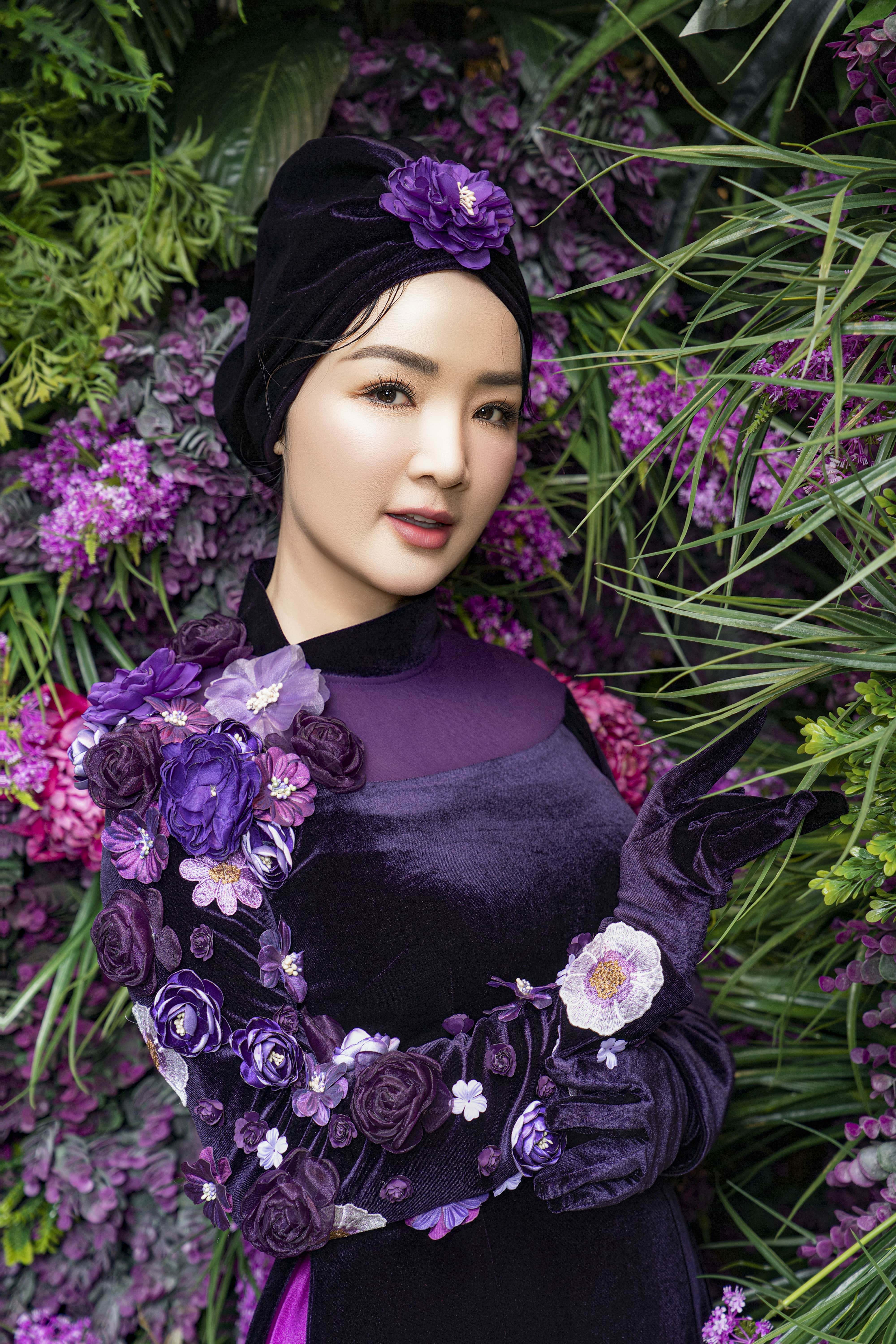 Bayan Giang My, Ao Dai'de zamansız güzelliğini sergiliyor - Fotoğraf 4. Hoa hậu Giáng My khoe nhan sắc không tuổi với áo dài- Ảnh 4.