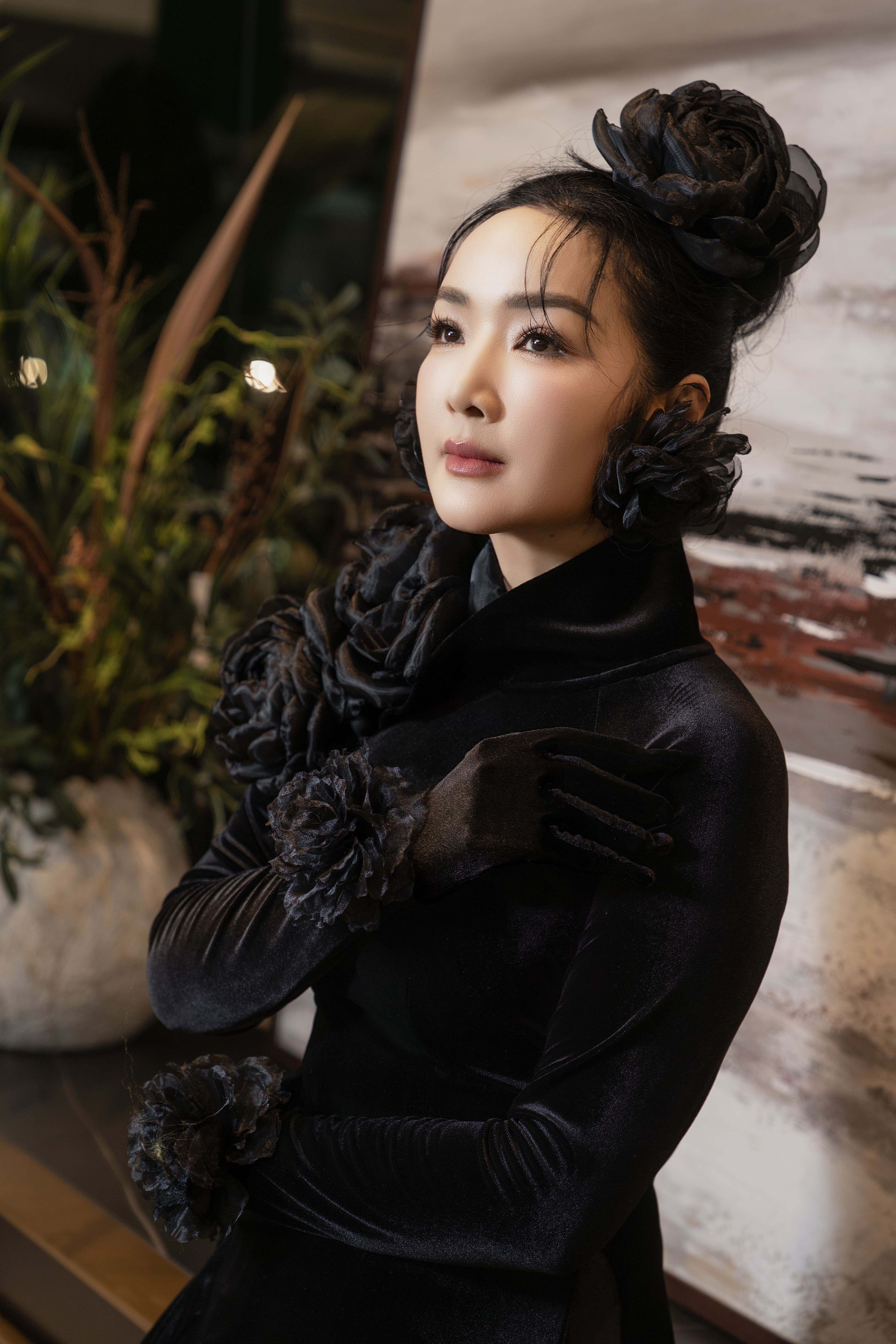 Bayan Giang My, Ao Dai'de zamansız güzelliğini sergiliyor - Fotoğraf 5. Hoa hậu Giáng My khoe nhan sắc không tuổi với áo dài- Ảnh 5.