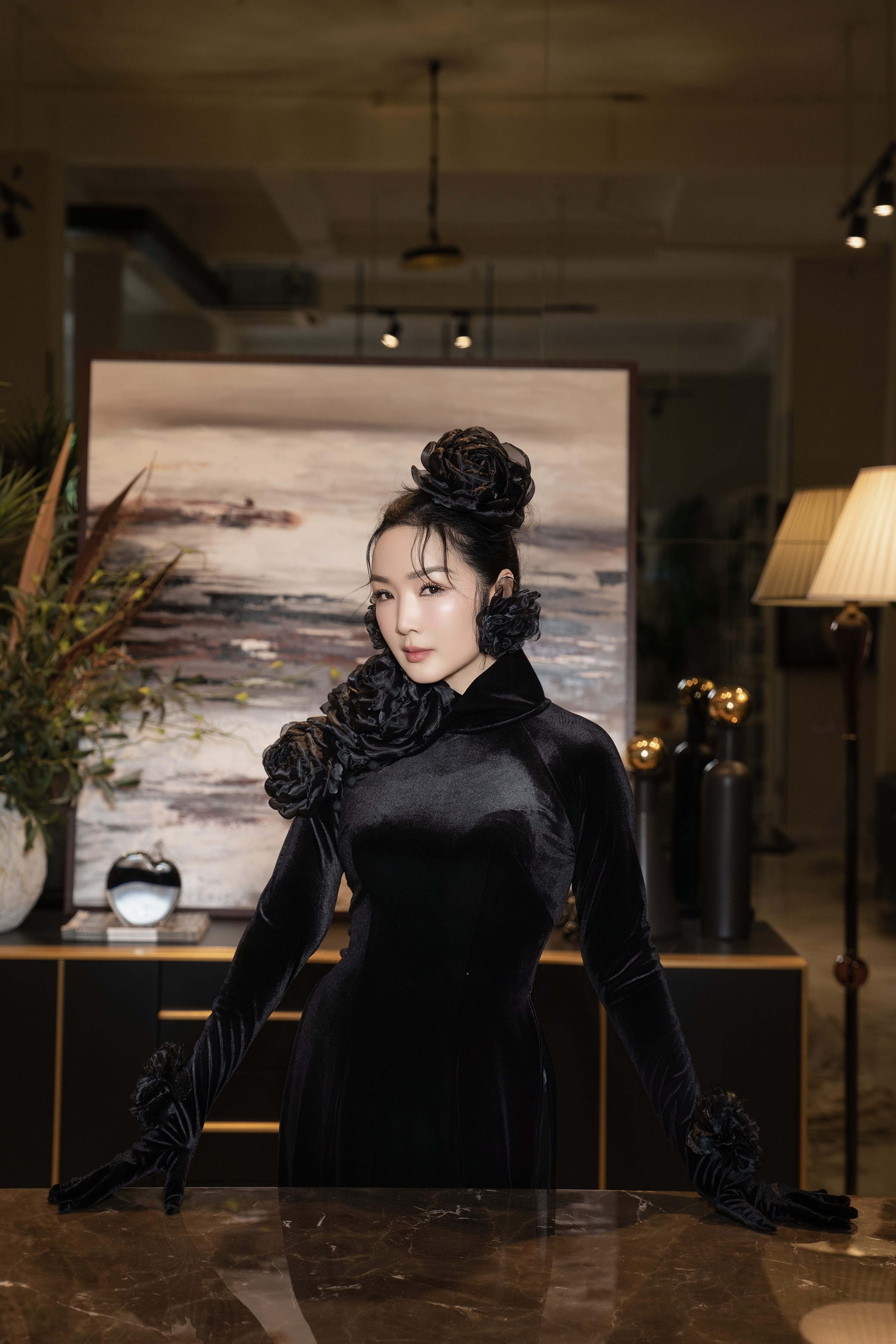 Bayan Giang My, Ao Dai'de zamansız güzelliğini sergiliyor - Fotoğraf 8. Hoa hậu Giáng My khoe nhan sắc không tuổi với áo dài- Ảnh 8.