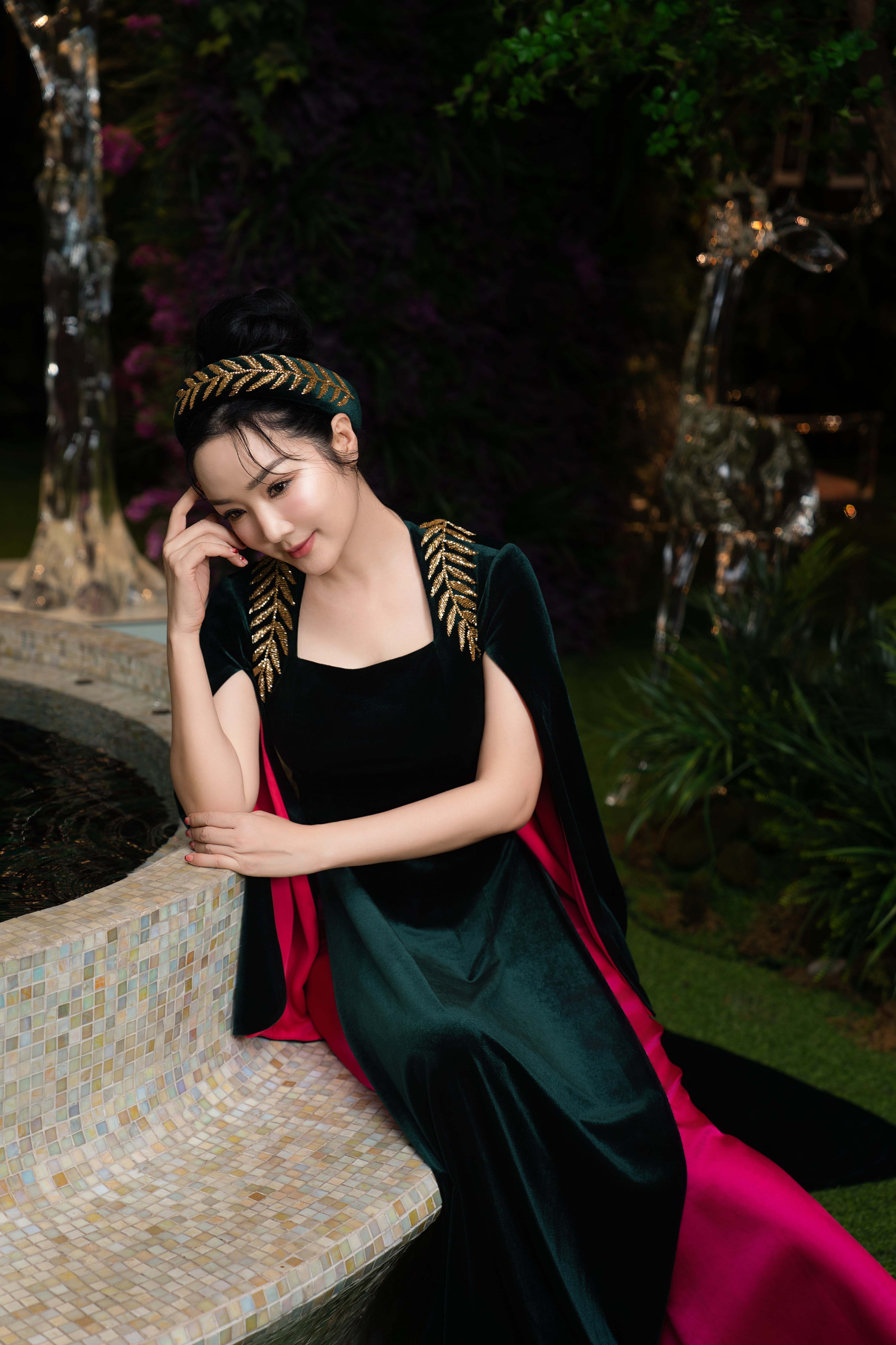 Bayan Giang My, Ao Dai'de zamansız güzelliğini sergiliyor - Fotoğraf 6. Hoa hậu Giáng My khoe nhan sắc không tuổi với áo dài- Ảnh 6.