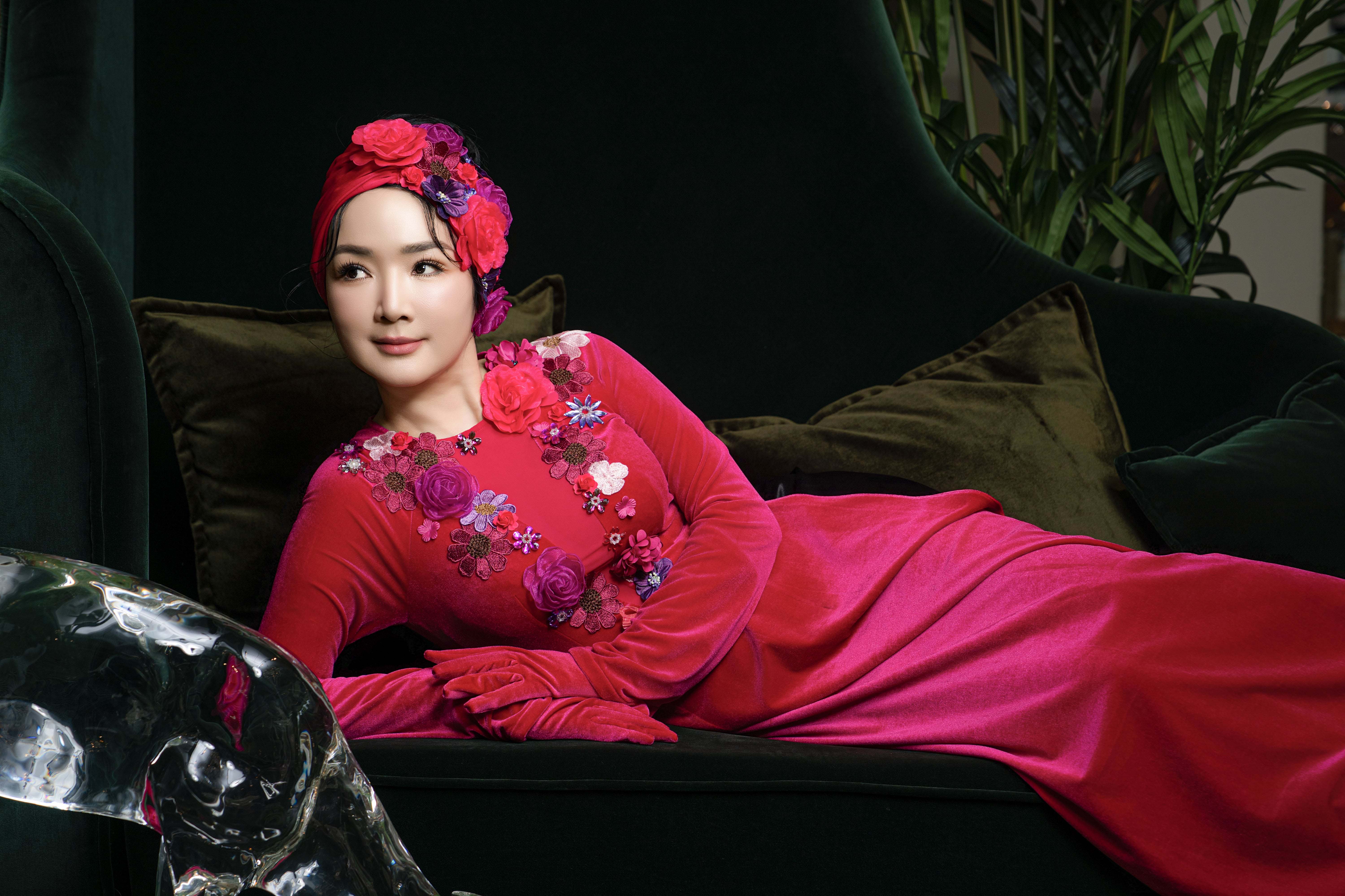 Bayan Giang My, ao dai'de zamansız güzelliğini sergiliyor - Fotoğraf 7. Hoa hậu Giáng My khoe nhan sắc không tuổi với áo dài- Ảnh 7.