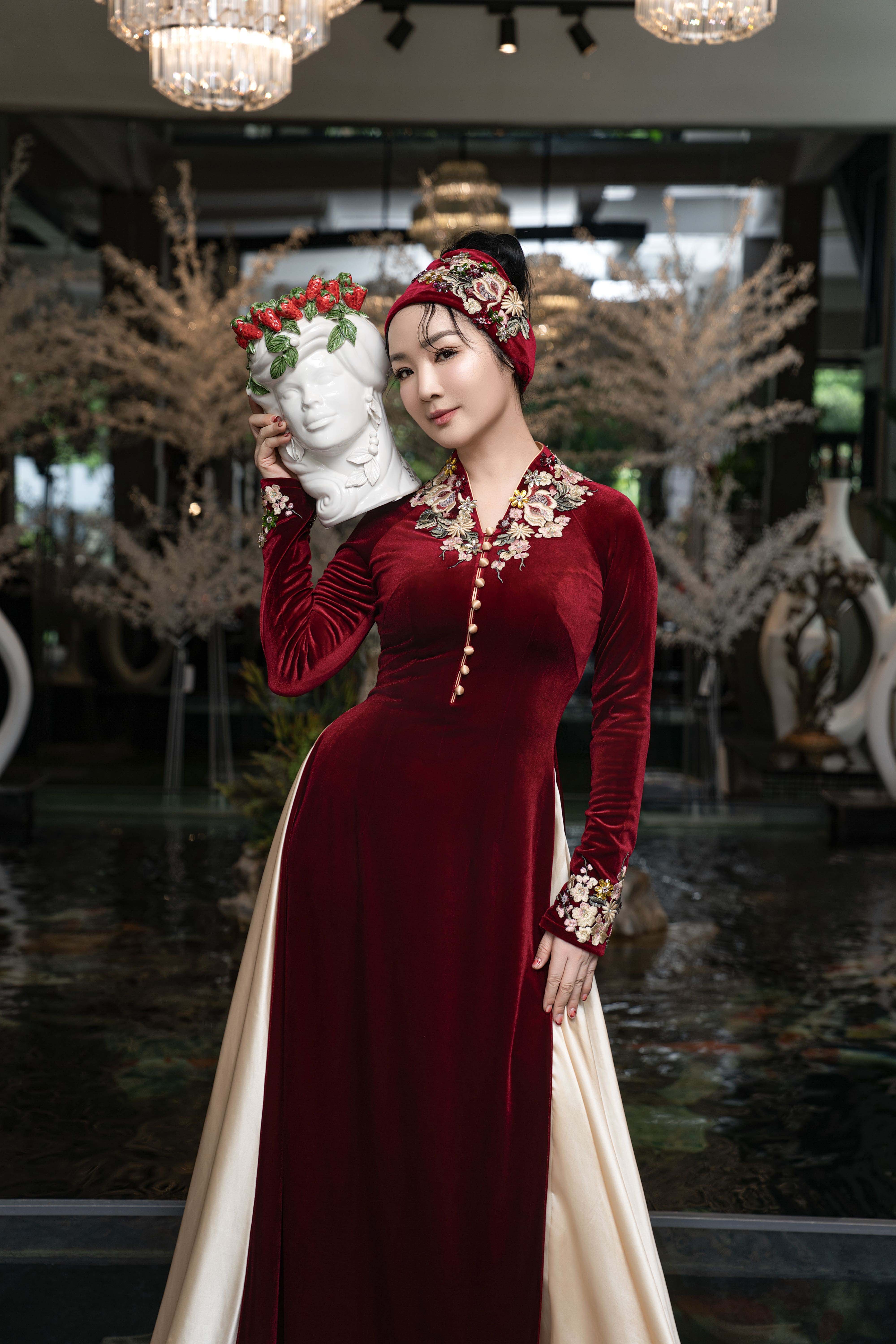 Bayan Giang My, Ao Dai'de zamansız güzelliğini sergiliyor - Fotoğraf 3. Hoa hậu Giáng My khoe nhan sắc không tuổi với áo dài- Ảnh 3.