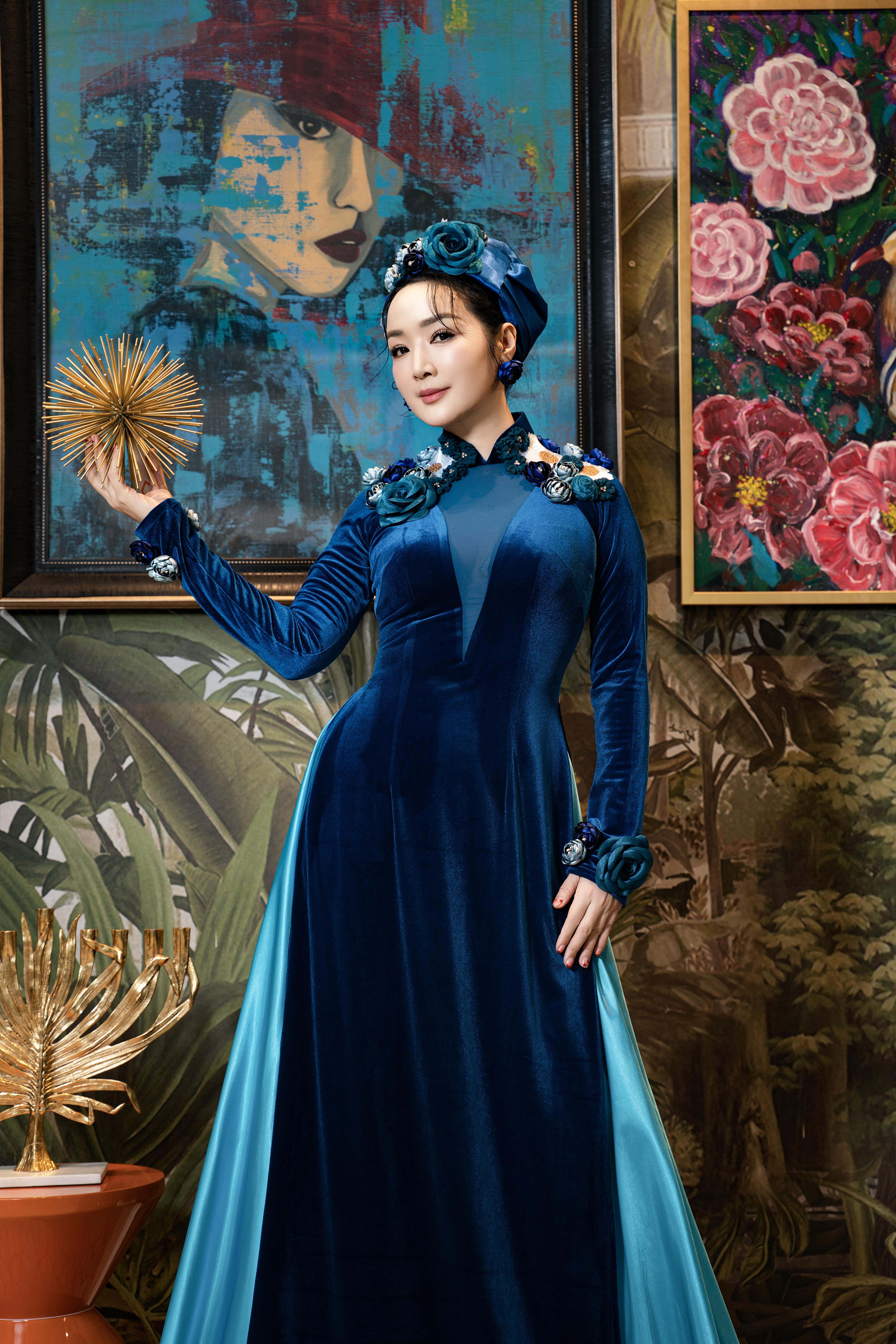 Bayan Giang My, Ao Dai'de zamansız güzelliğini sergiliyor - Fotoğraf 2. Hoa hậu Giáng My khoe nhan sắc không tuổi với áo dài- Ảnh 2.