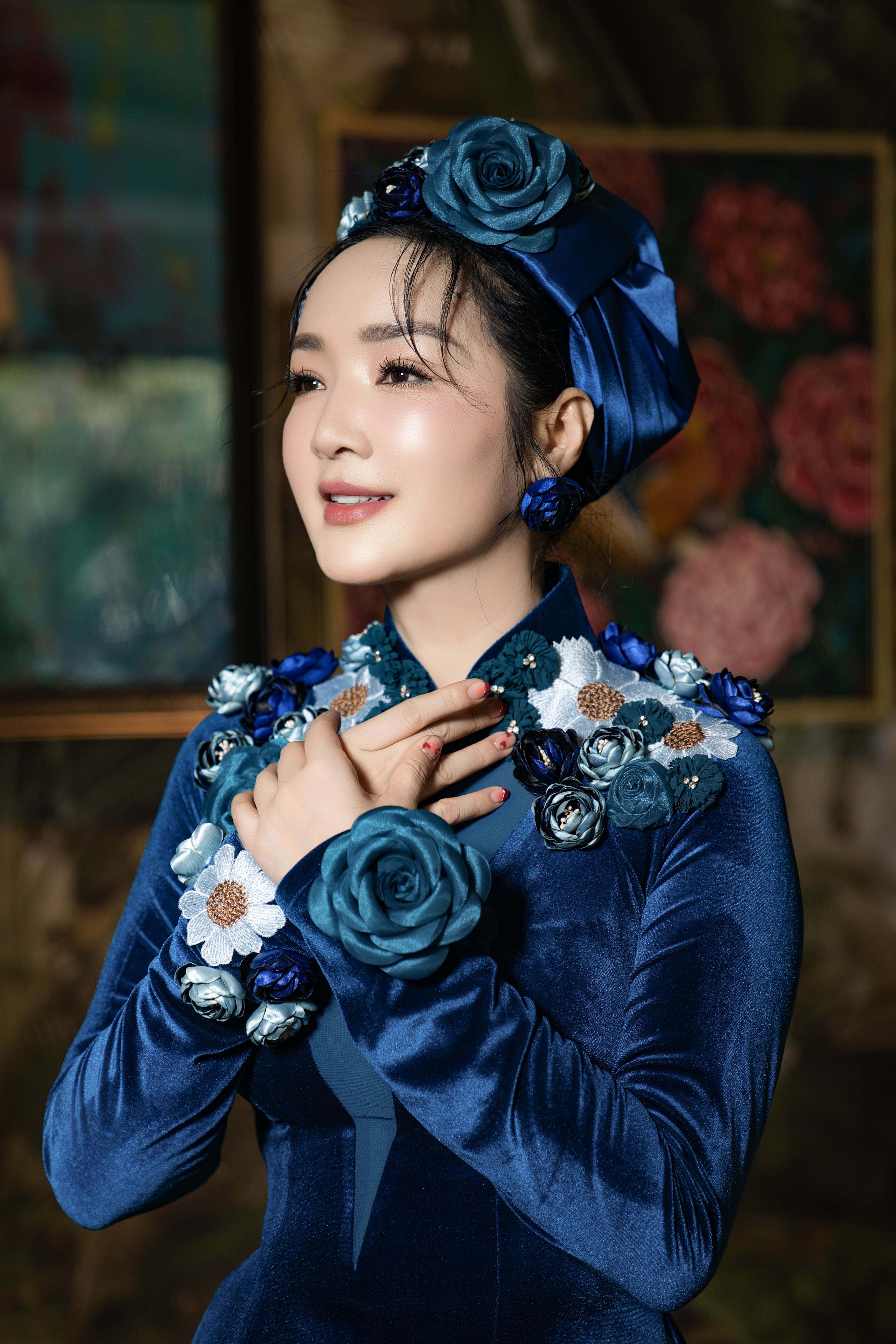 Bayan Giang My, Ao Dai'de zamansız güzelliğini sergiliyor - Fotoğraf 1. Hoa hậu Giáng My khoe nhan sắc không tuổi với áo dài- Ảnh 1.