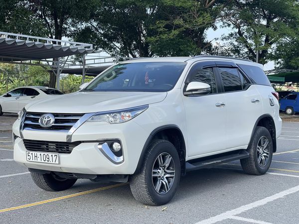 Toyota Fortuner máy dầu, số tự động giá gần 900 triệu sau 5 năm sử dụng- Ảnh 1.