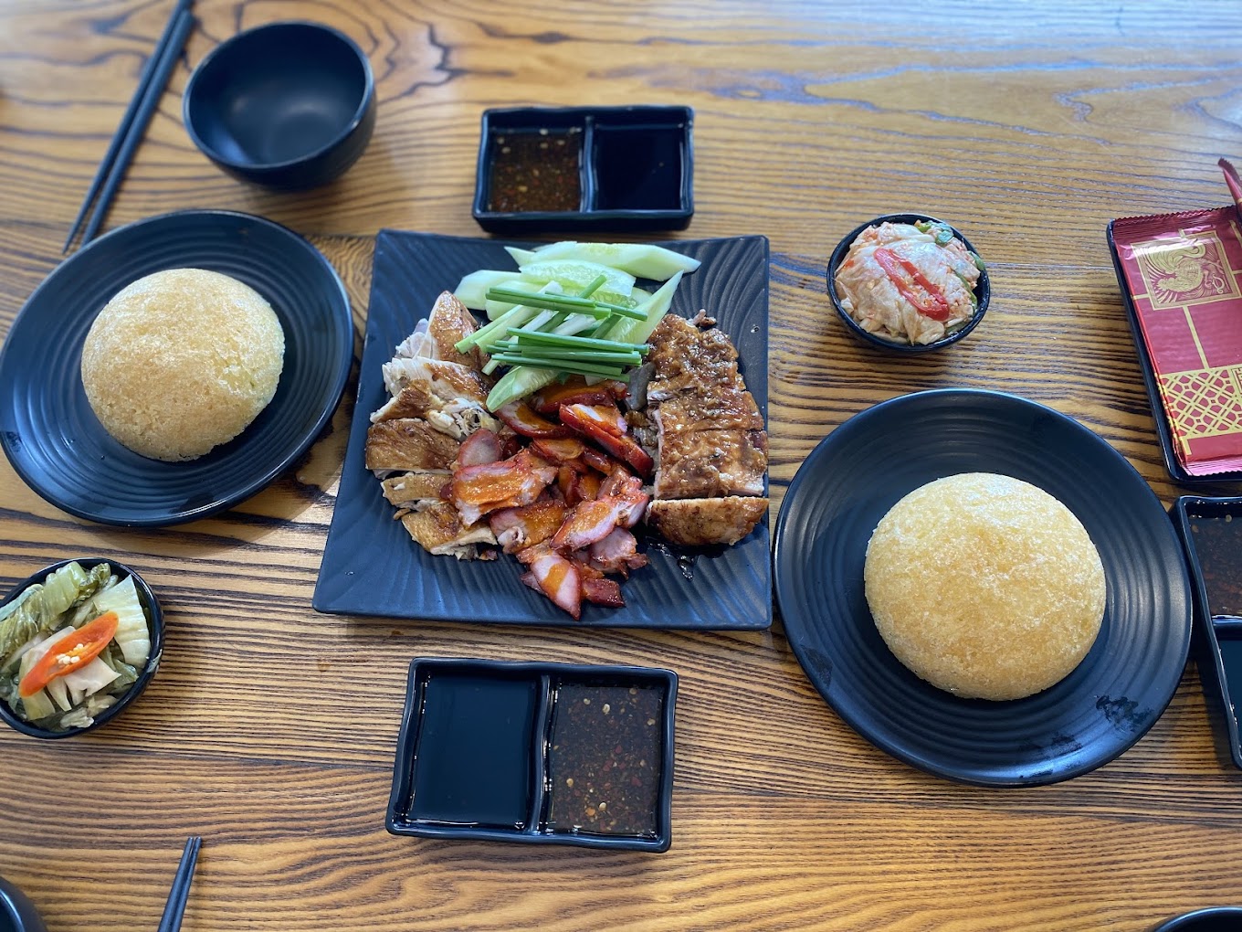 Listing the most famous and delicious chicken rice restaurants in Ho Chi Minh City - Photo 2. Điểm danh những quán cơm gà ngon nức tiếng tại TP.HCM- Ảnh 2.