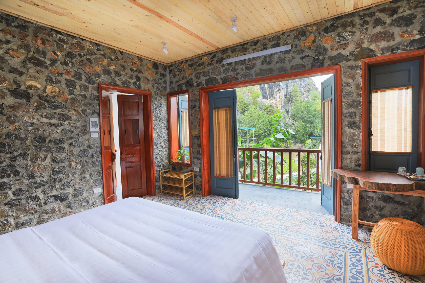 រមណីយដ្ឋានដែលមានទេសភាពដ៏ស្រស់ស្អាតនៅនិញប៊ិញ - រូបថតទី 2។ Những khu nghỉ dưỡng có view toàn cảnh 'đẹp như mơ' tại Ninh Bình- Ảnh 2.