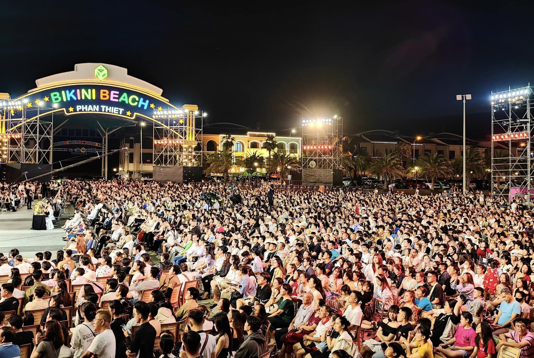 المناطق الحضرية تزيد من المرافق الجديدة، والسياحة المحلية تصبح أكثر جاذبية - صورة 1. Các đại đô thị gia tăng tiện ích mới, du lịch địa phương thêm sức hút- Ảnh 1.