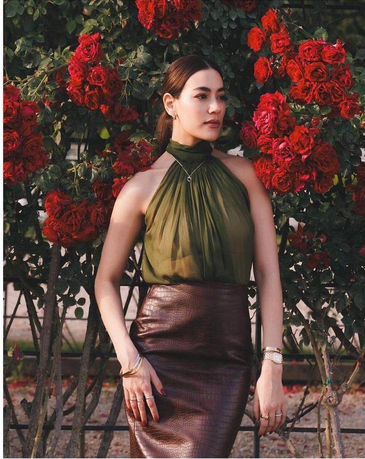 No pienses que el marrón oscuro es aburrido, hay innumerables combinaciones interesantes con este tono de color - Foto 10. Đừng nghĩ nâu trầm nhàm chán, có muôn vàn kiểu phối thú vị với tông màu này- Ảnh 10.