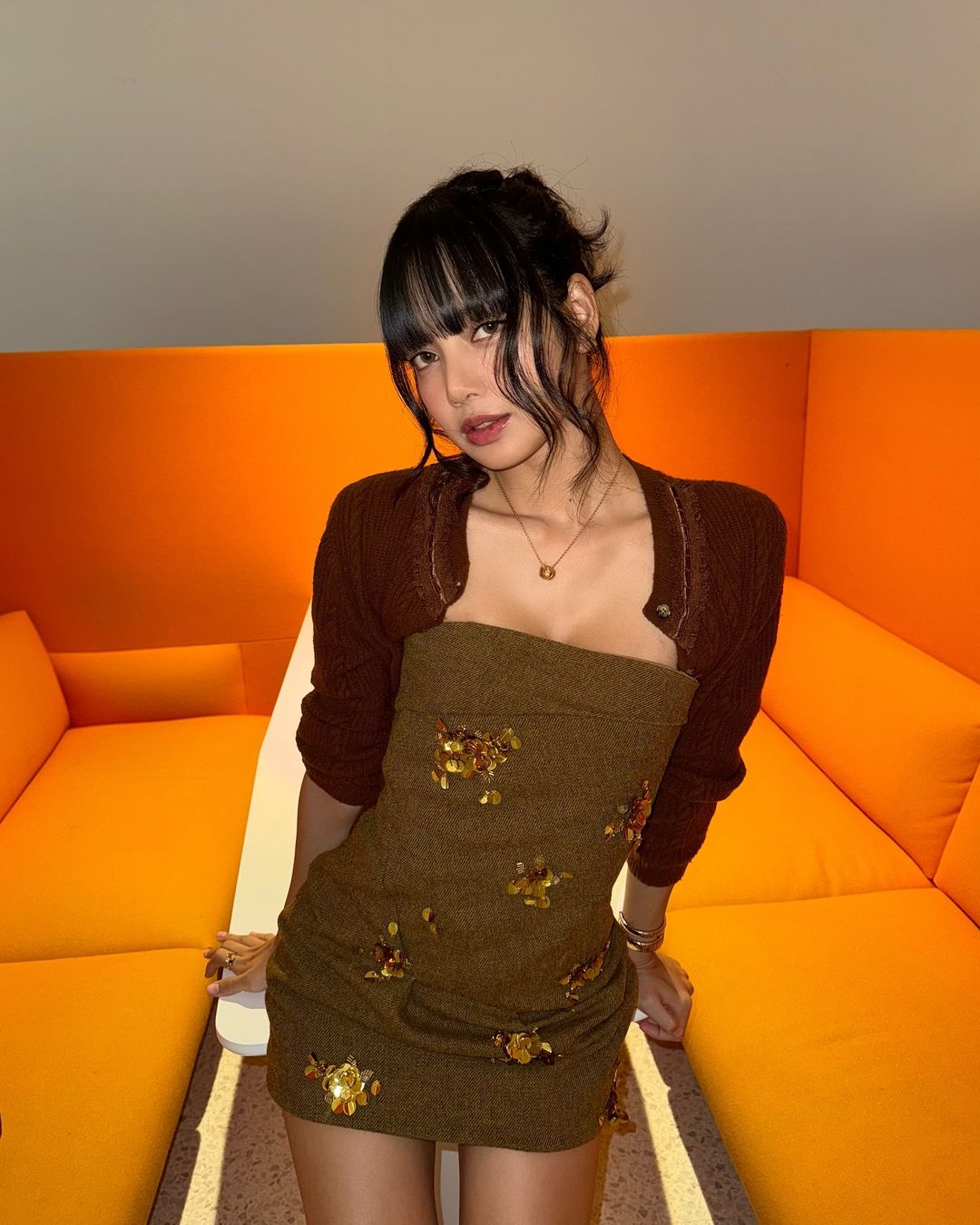 No pienses que el marrón oscuro es aburrido, hay innumerables combinaciones interesantes con este tono de color - Foto 3. Đừng nghĩ nâu trầm nhàm chán, có muôn vàn kiểu phối thú vị với tông màu này- Ảnh 3.