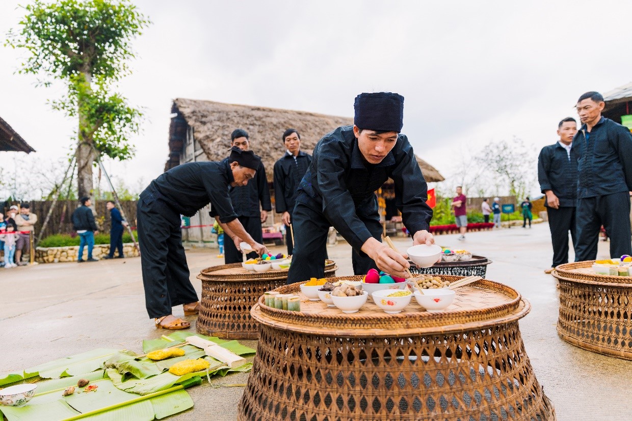 Hàng ngàn du khách lên Fansipan trẩy hội, đón mùa vàng đẹp nhất năm- Ảnh 2.