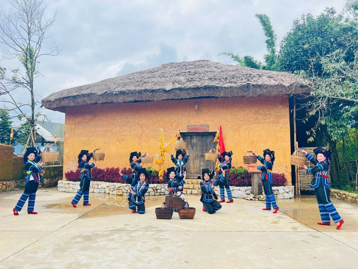 Hàng ngàn du khách lên Fansipan trẩy hội, đón mùa vàng đẹp nhất năm- Ảnh 3.