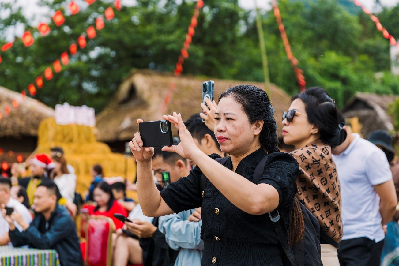 Hàng ngàn du khách lên Fansipan trẩy hội, đón mùa vàng đẹp nhất năm- Ảnh 5.