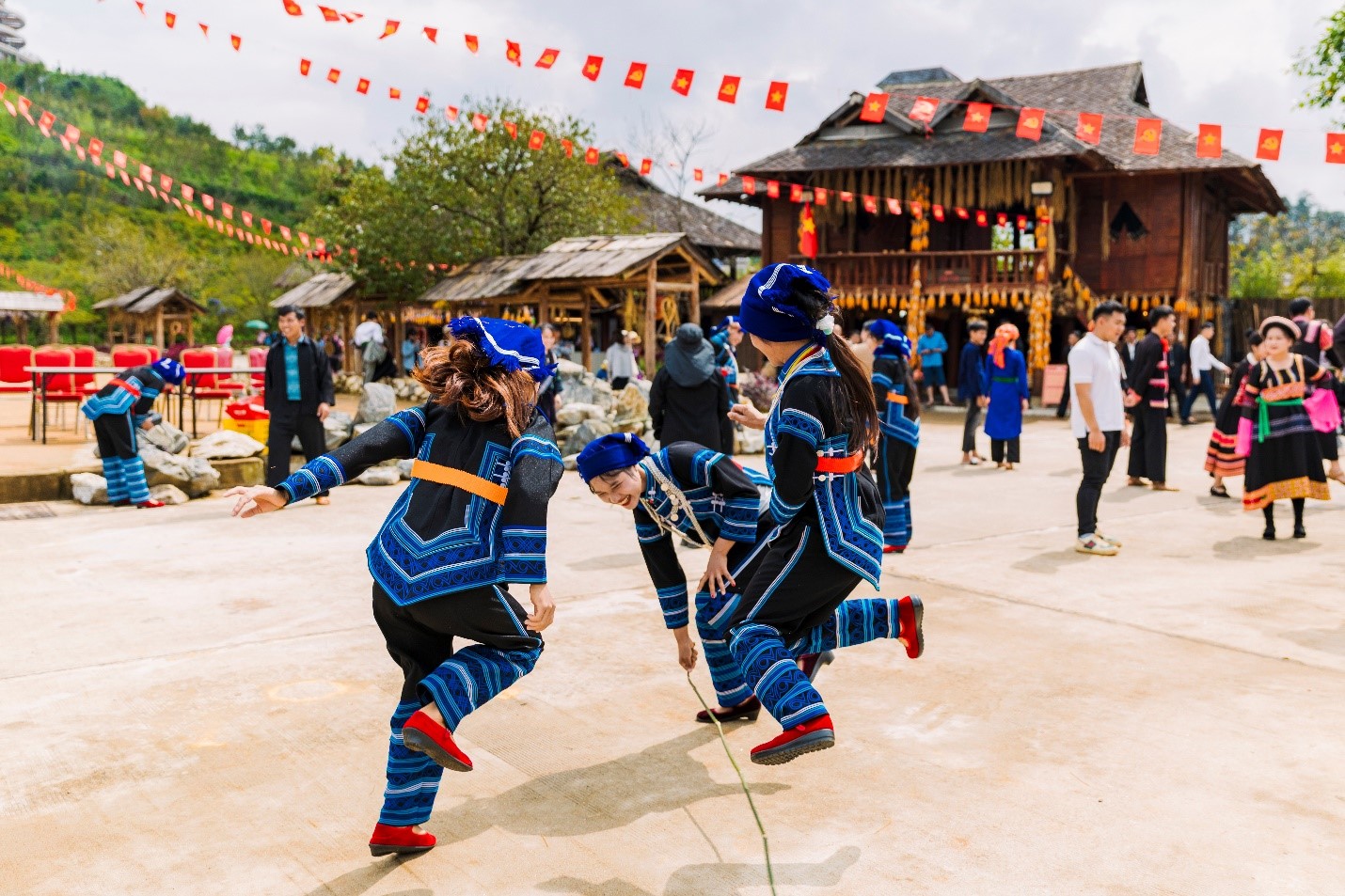 Hàng ngàn du khách lên Fansipan trẩy hội, đón mùa vàng đẹp nhất năm- Ảnh 6.