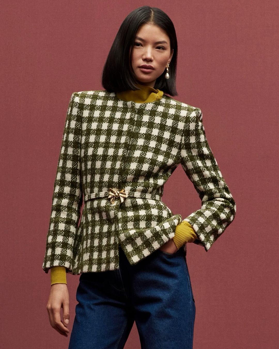 Modré džíny a tvídové bundy, měkké svetry jsou zpět jako žhavý trend - Foto 10. Quần jeans xanh và áo tweed, áo len mềm trở lại thành xu hướng hot- Ảnh 10.