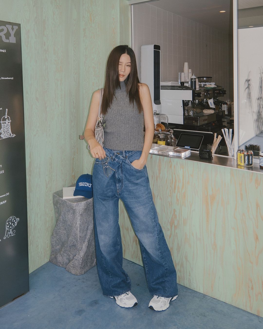 Modré džíny a tvídové bundy, měkké svetry jsou zpět jako žhavý trend - Foto 3. Quần jeans xanh và áo tweed, áo len mềm trở lại thành xu hướng hot- Ảnh 3.