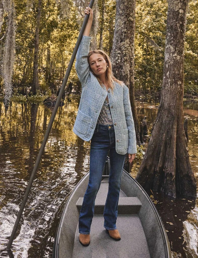 Modré džíny a tvídové bundy, měkké svetry jsou zpět jako žhavý trend - Foto 8. Quần jeans xanh và áo tweed, áo len mềm trở lại thành xu hướng hot- Ảnh 8.