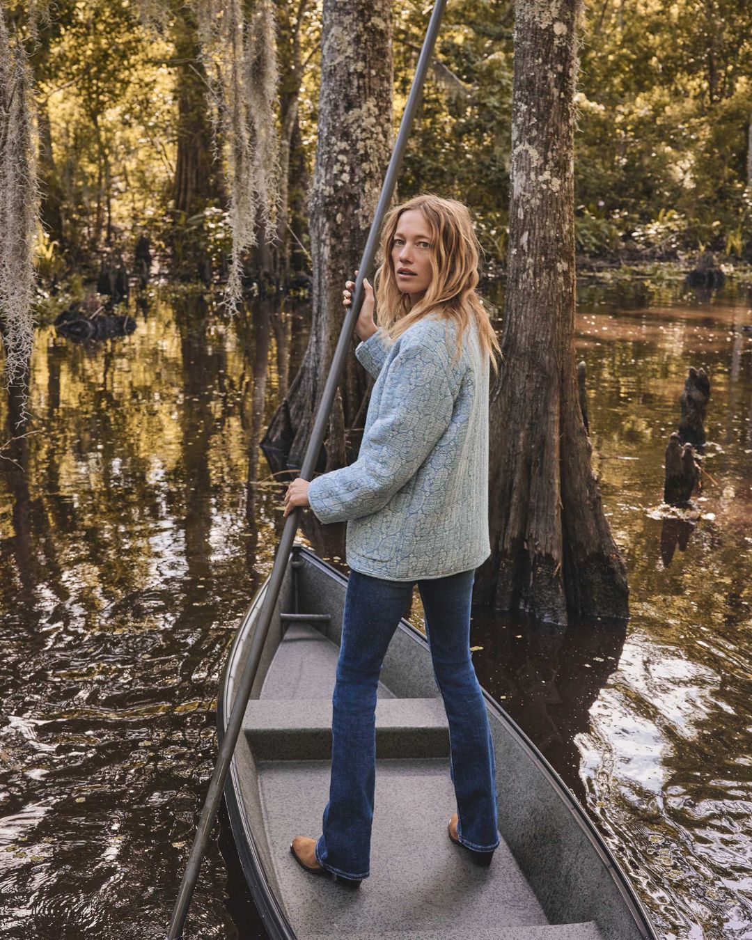 Modré džíny a tvídové bundy, měkké svetry jsou zpět jako žhavý trend - Foto 7. Quần jeans xanh và áo tweed, áo len mềm trở lại thành xu hướng hot- Ảnh 7.