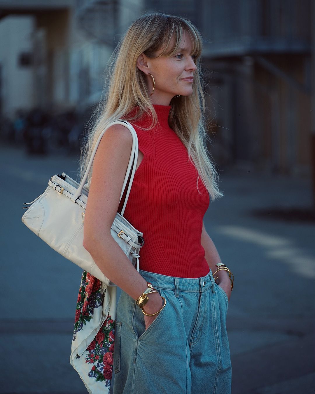 Modré džíny a tvídové bundy, měkké svetry jsou zpět jako žhavý trend - Foto 2. Quần jeans xanh và áo tweed, áo len mềm trở lại thành xu hướng hot- Ảnh 2.