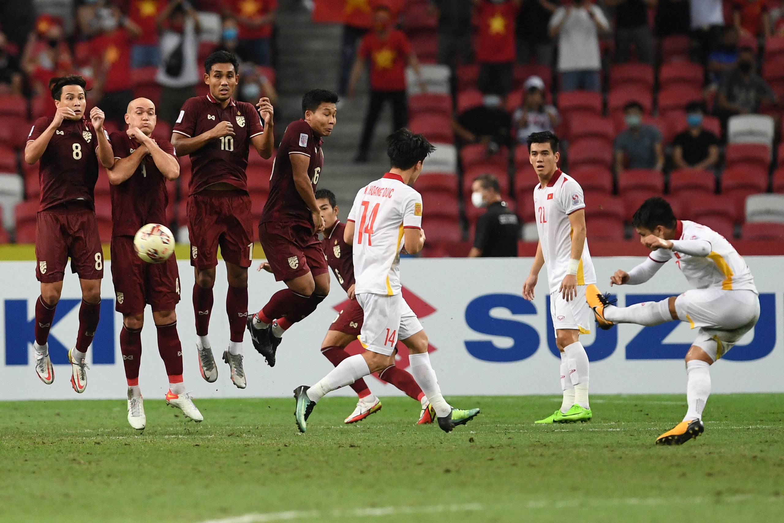 Quang Hải đá phạt trước đội tuyển Thái Lan tại AFF Cup 2020