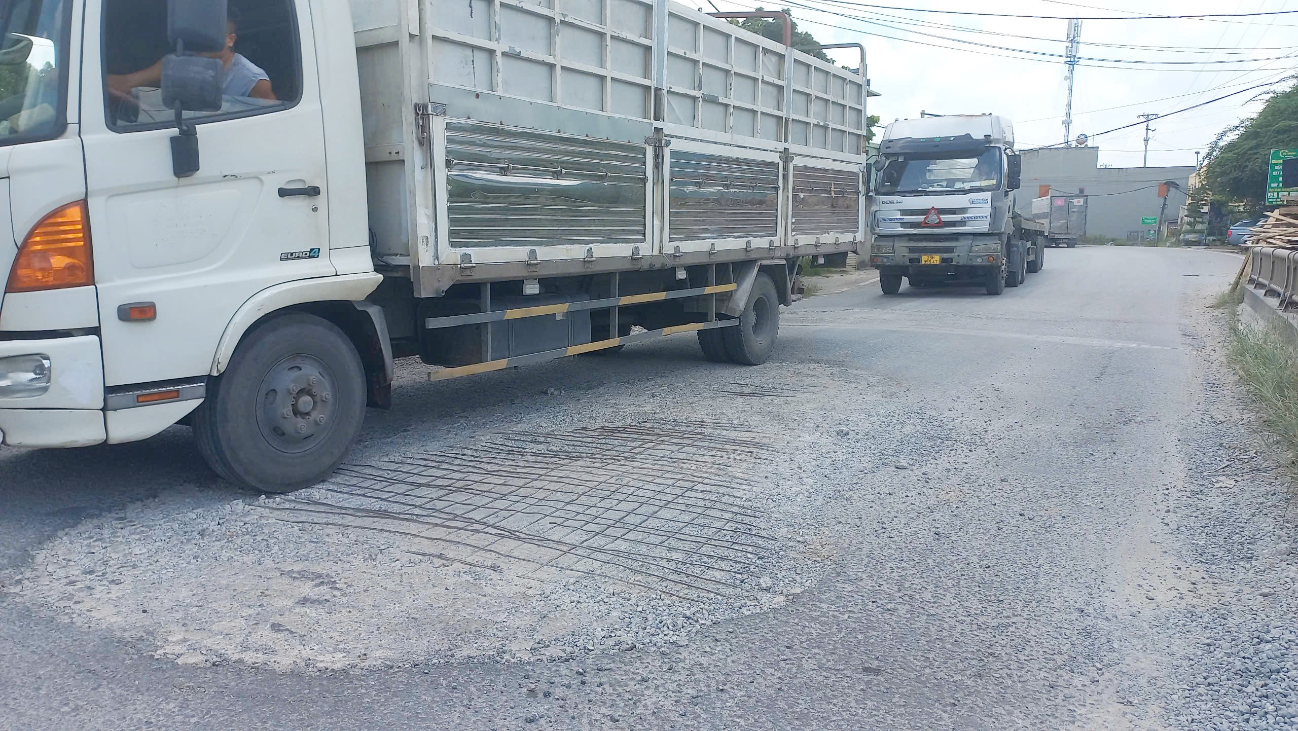 Đường tỉnh TL380 oằn mình 'gánh' xe tải trọng lớn 'né' trạm thu phí QL5- Ảnh 3. Đường tỉnh TL380 oằn mình 'gánh' xe tải trọng lớn 'né' trạm thu phí QL5- Ảnh 3.