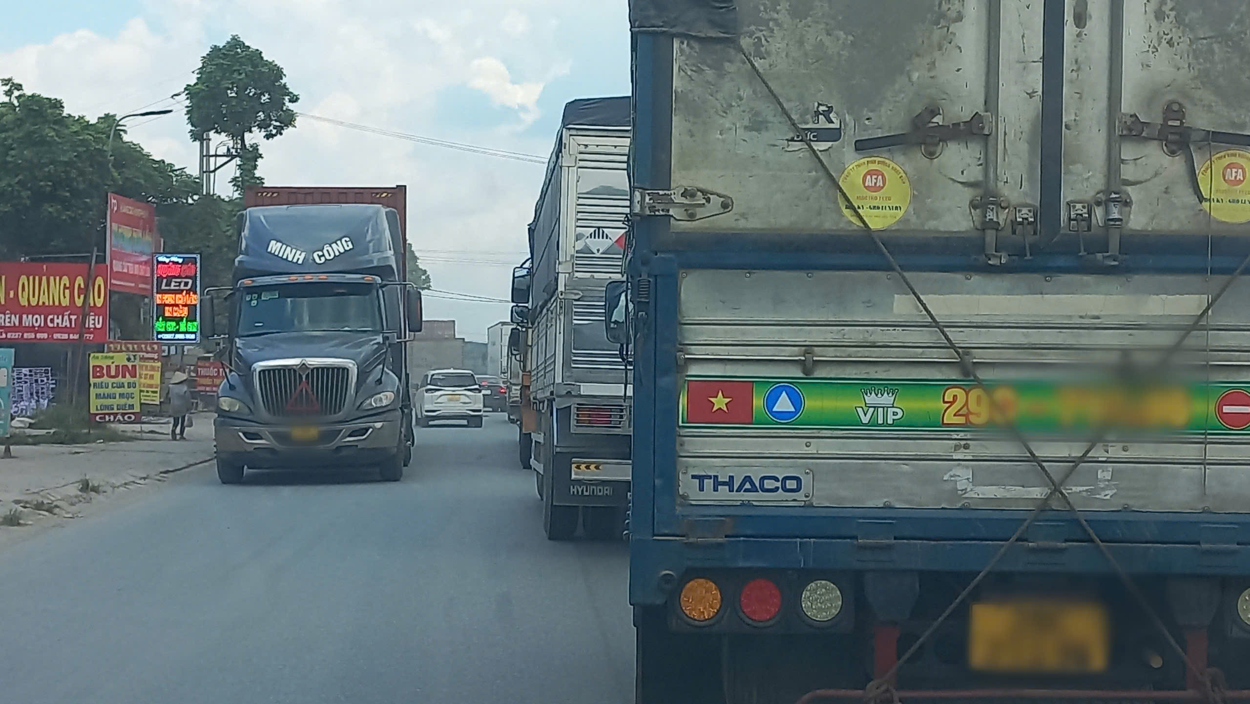 Đường tỉnh TL380 oằn mình 'gánh' xe tải trọng lớn 'né' trạm thu phí QL5- Ảnh 1. Đường tỉnh TL380 oằn mình 'gánh' xe tải trọng lớn 'né' trạm thu phí QL5- Ảnh 1.