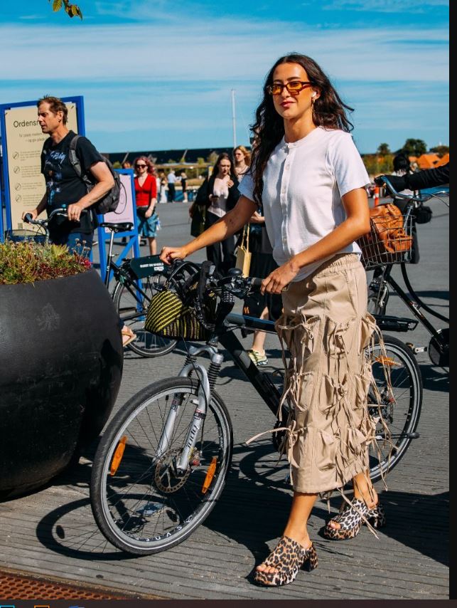 Kofta, ett oumbärligt plagg i höstgarderoben 2024 - Bild 2. Áo cardigan, món đồ không thể thiếu trong tủ đồ mùa thu 2024- Ảnh 2.