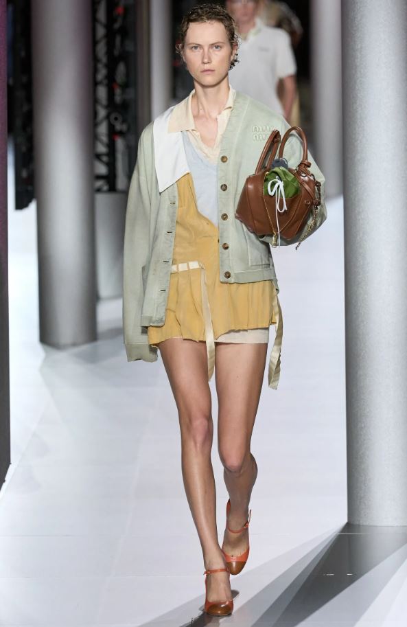 Kofta, ett oumbärligt plagg i höstgarderoben 2024 - Bild 6. Áo cardigan, món đồ không thể thiếu trong tủ đồ mùa thu 2024- Ảnh 6.