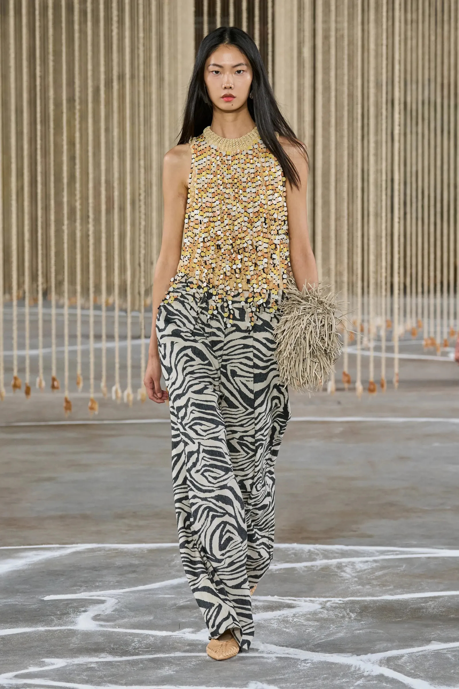 Το μοτίβο ζέβρας επιστρέφει και «ανατρέπει» το μοτίβο λεοπάρ - Φωτογραφία 7. Họa tiết ngựa vằn quay trở lại và 'lật đổ' họa tiết da báo- Ảnh 7.