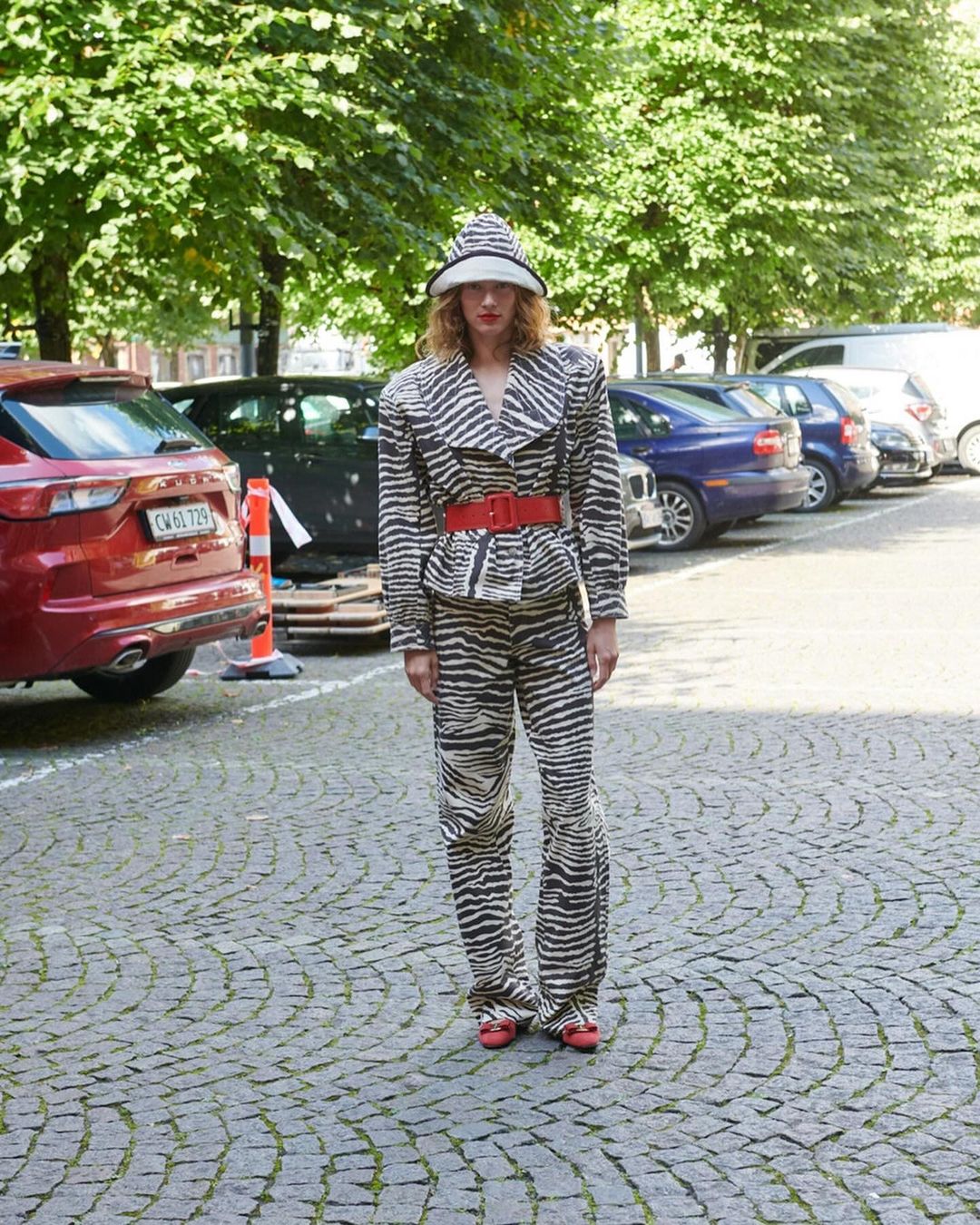 Το μοτίβο ζέβρας επιστρέφει και «ανατρέπει» το μοτίβο λεοπάρ - Φωτογραφία 2. Họa tiết ngựa vằn quay trở lại và 'lật đổ' họa tiết da báo- Ảnh 2.