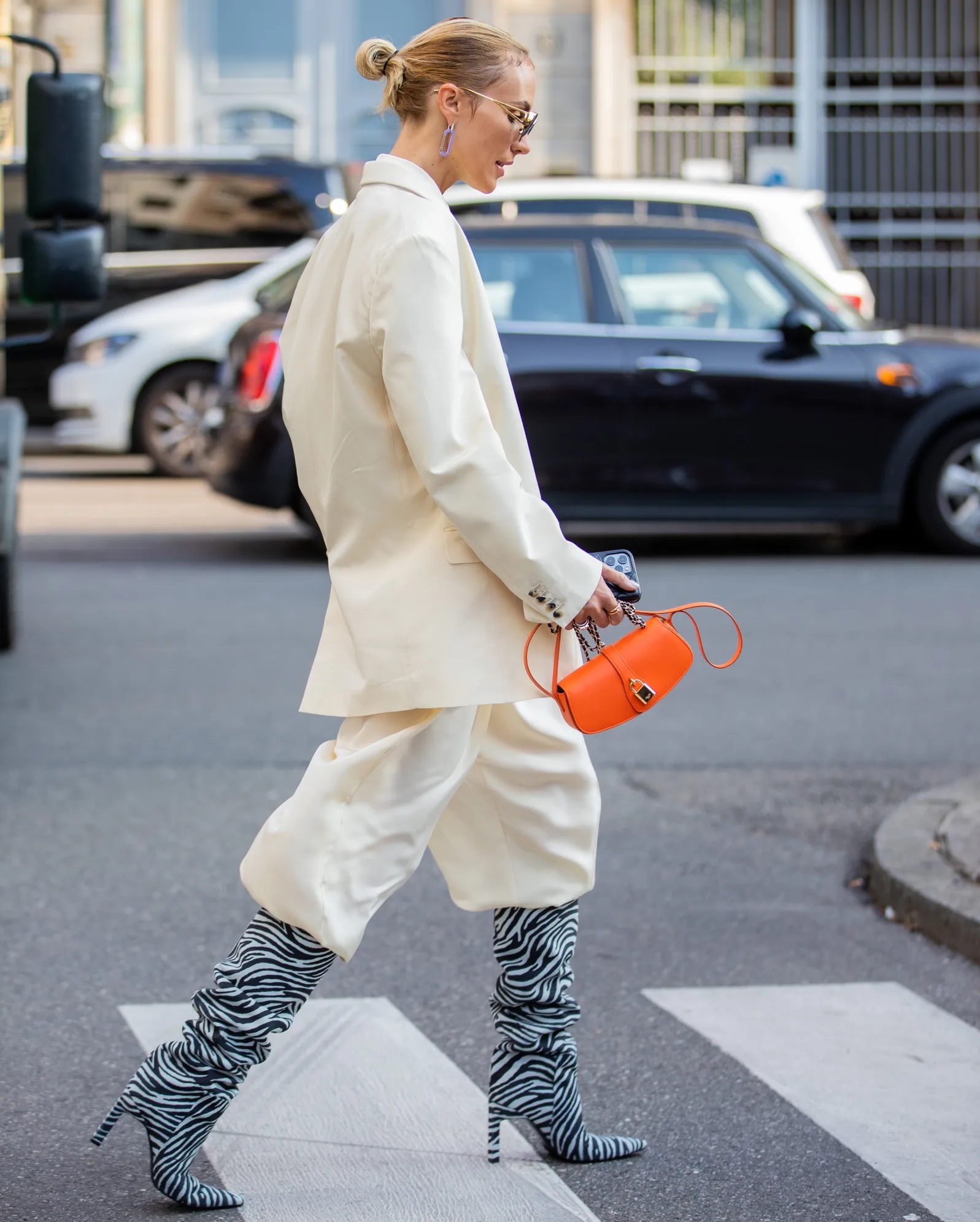 Το μοτίβο ζέβρας επιστρέφει και «ανατρέπει» το μοτίβο λεοπάρ - Φωτογραφία 10. Họa tiết ngựa vằn quay trở lại và 'lật đổ' họa tiết da báo- Ảnh 10.