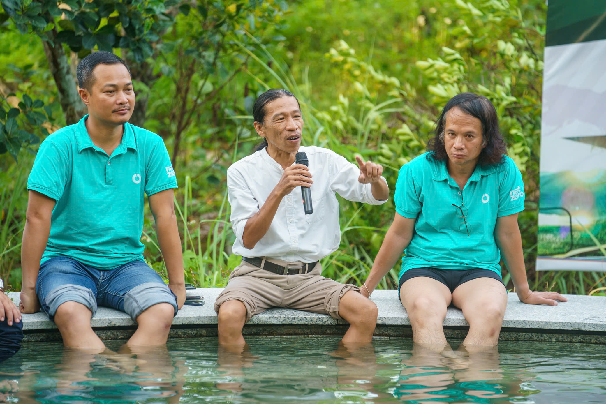 Độc lạ tọa đàm… lội nước: Đại biểu cởi giày, xắn quần tranh luận- Ảnh 3.